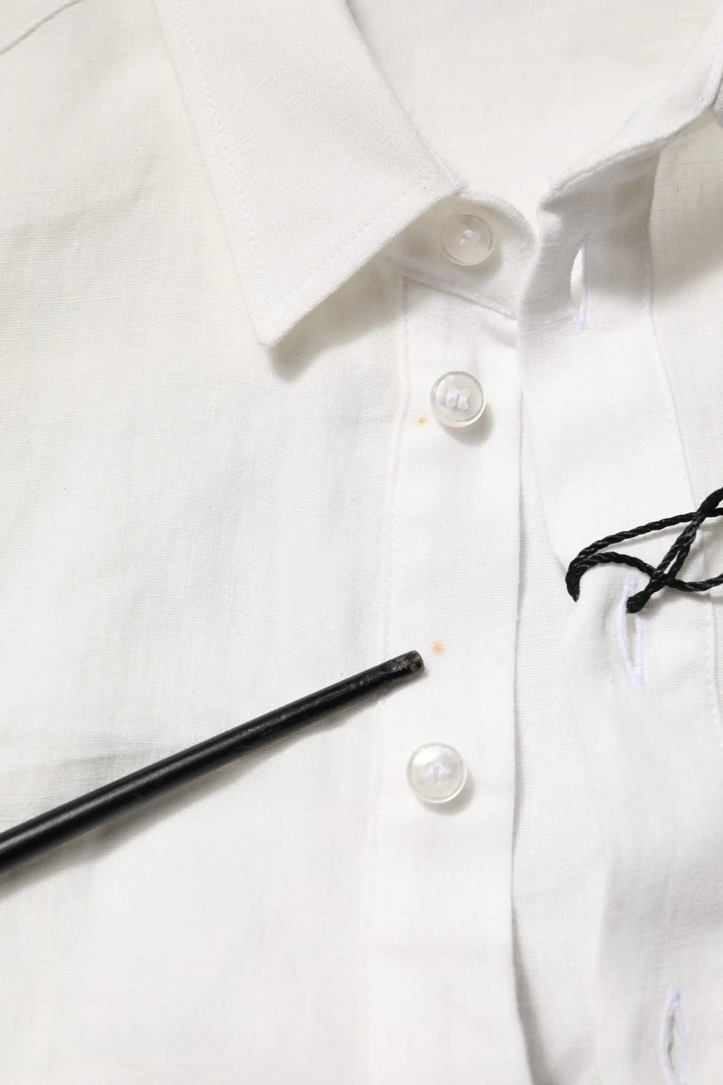 Chemise formelle blanche dolce gabbana avec boutons transparents et cordon noir près du col en tissu dg crown
