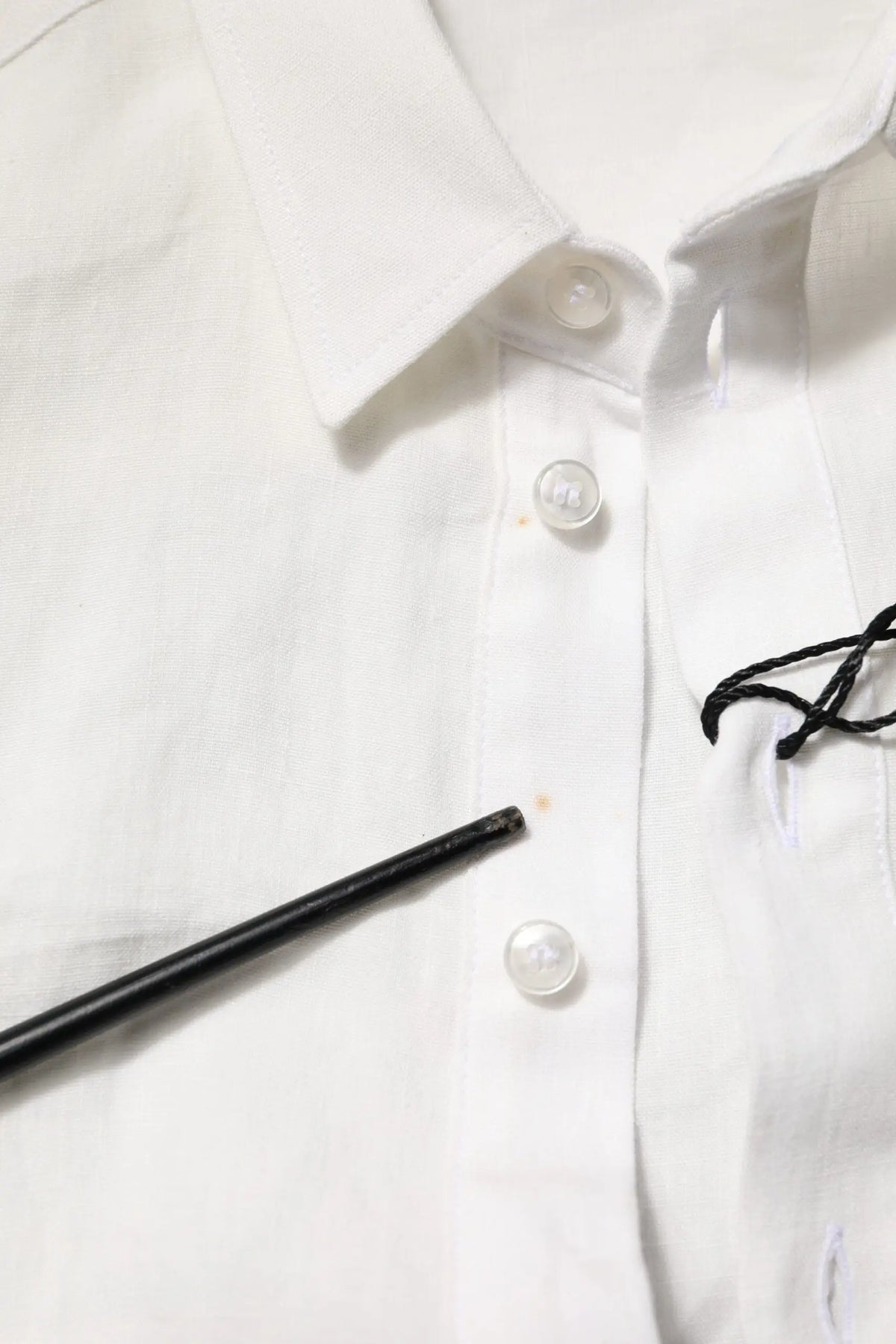 Chemise formelle blanche dolce gabbana avec boutons transparents et cordon noir près du col en tissu dg crown