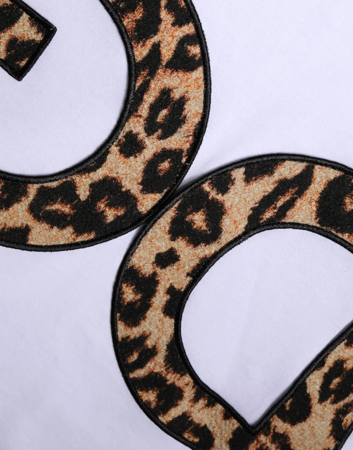 Patchs lettre imprimé léopard avec bordure brodée noire sur t shirt manches courtes en coton blanc dolce gabbana dg logo