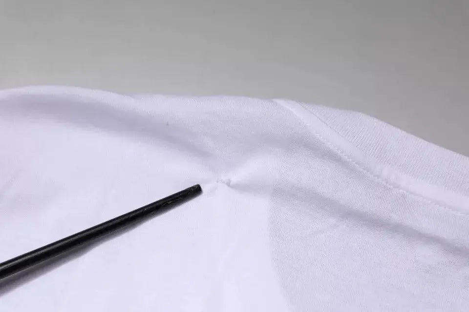 Dolce & Gabbana t-shirt blanc en coton avec logo DG et crayon noir posé sur la couture de l’épaule