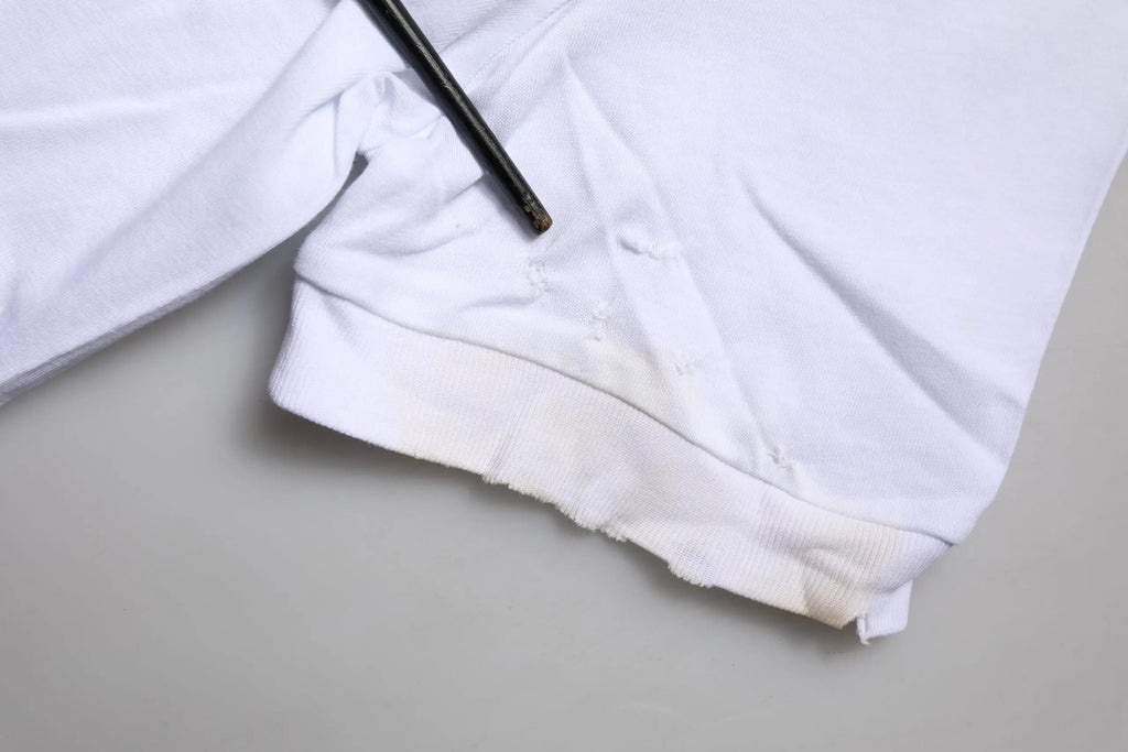 Manche de sweat blanc en coton avec ourlet effiloché et crayon noir sur t shirt dolce gabbana dg logo col rond manches courtes