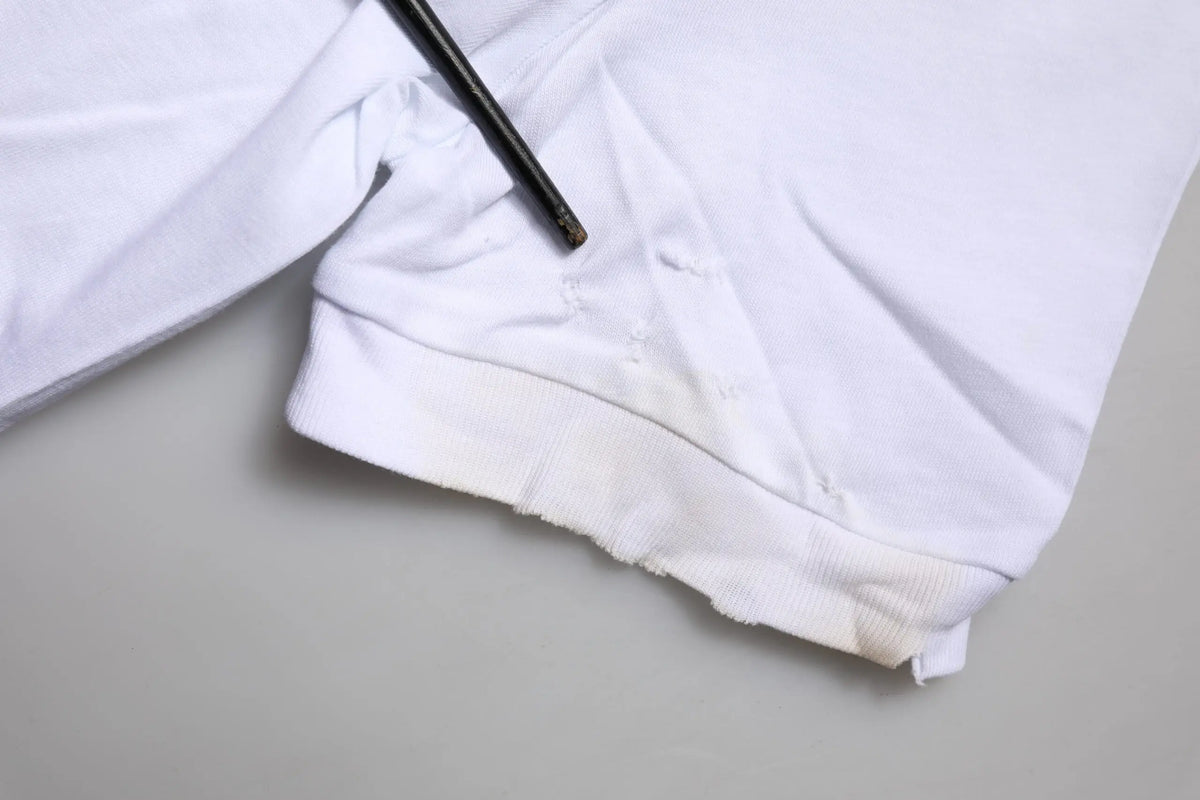 Manche de sweat blanc en coton avec ourlet effiloché et crayon noir sur t shirt dolce gabbana dg logo col rond manches courtes