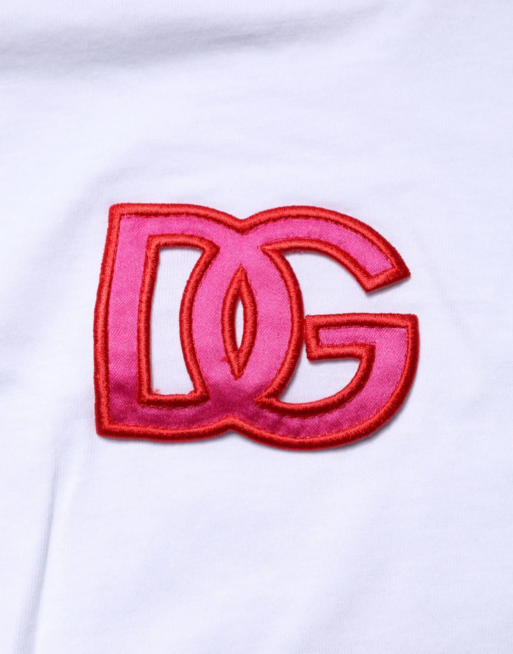 Patch logo dg brodée rose et rouge vif sur tissu blanc du t shirt dolce gabbana manches courtes col rond