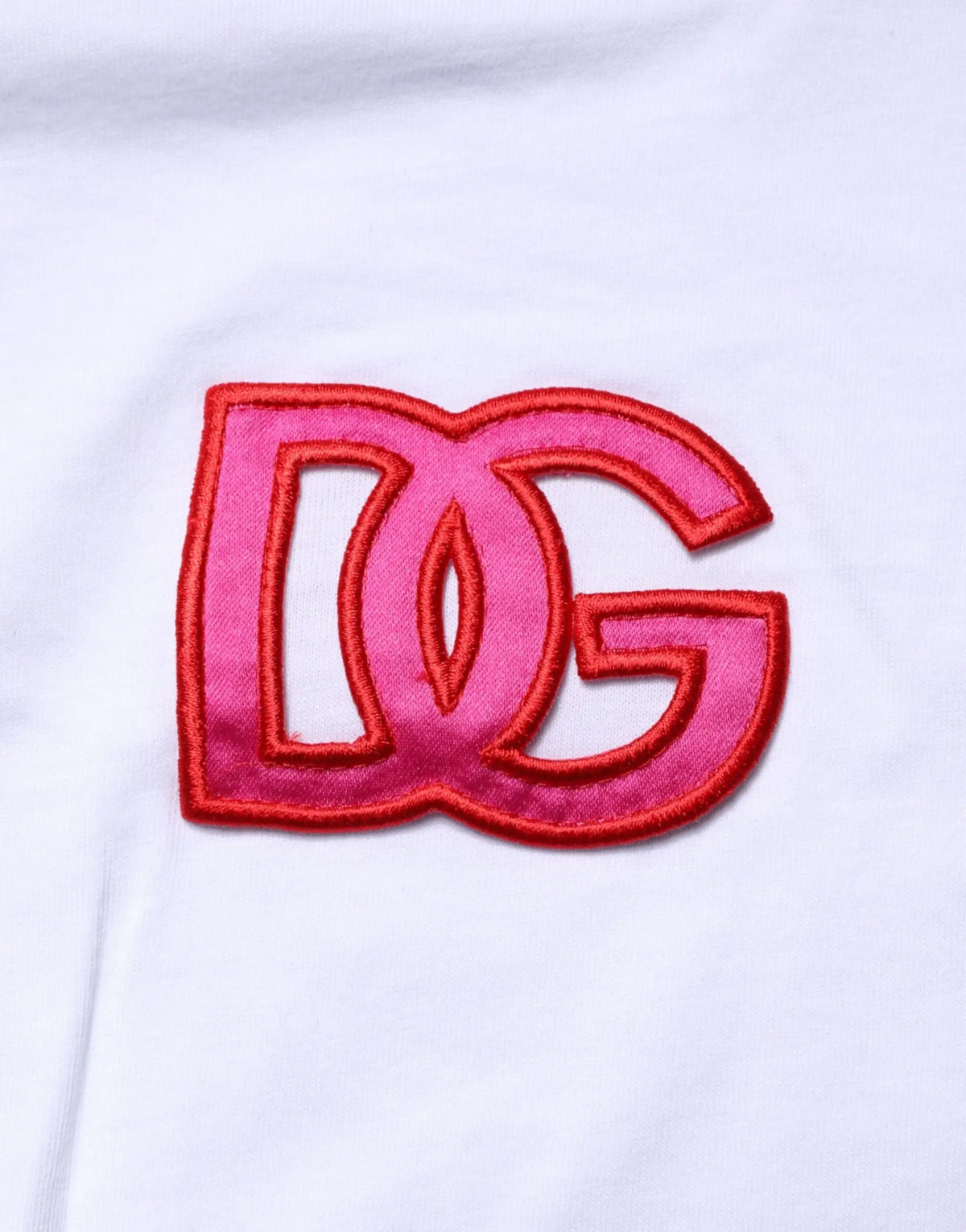Patch logo dg brodée rose et rouge vif sur tissu blanc du t shirt dolce gabbana manches courtes col rond