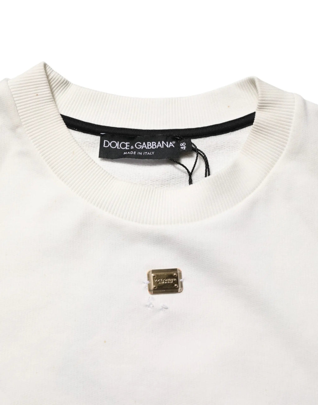 Sweatshirt blanc dolce & gabbana avec col rond côtelé et plaque métal dorée au niveau de la poitrine