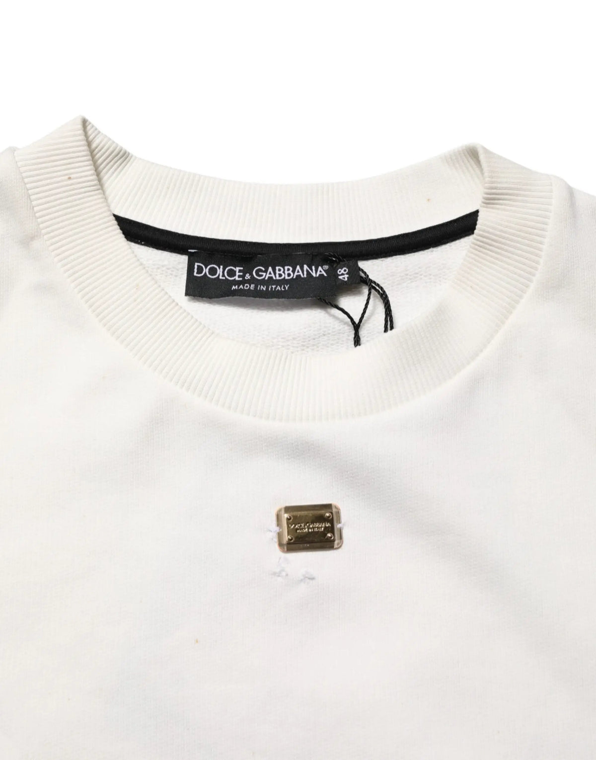 Sweatshirt blanc dolce & gabbana avec col rond côtelé et plaque métal dorée au niveau de la poitrine
