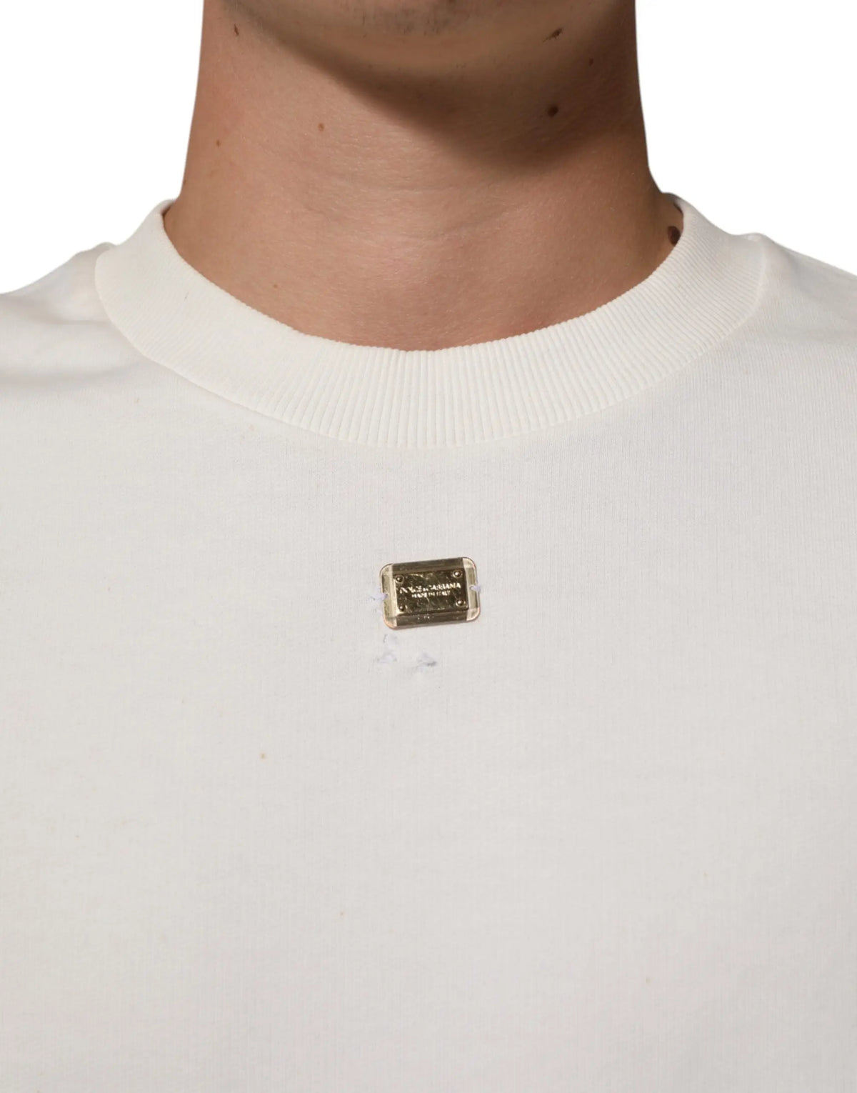 Dolce & Gabbana sweat blanc en maille avec plaque rectangulaire dorée embossée comme patch poitrine