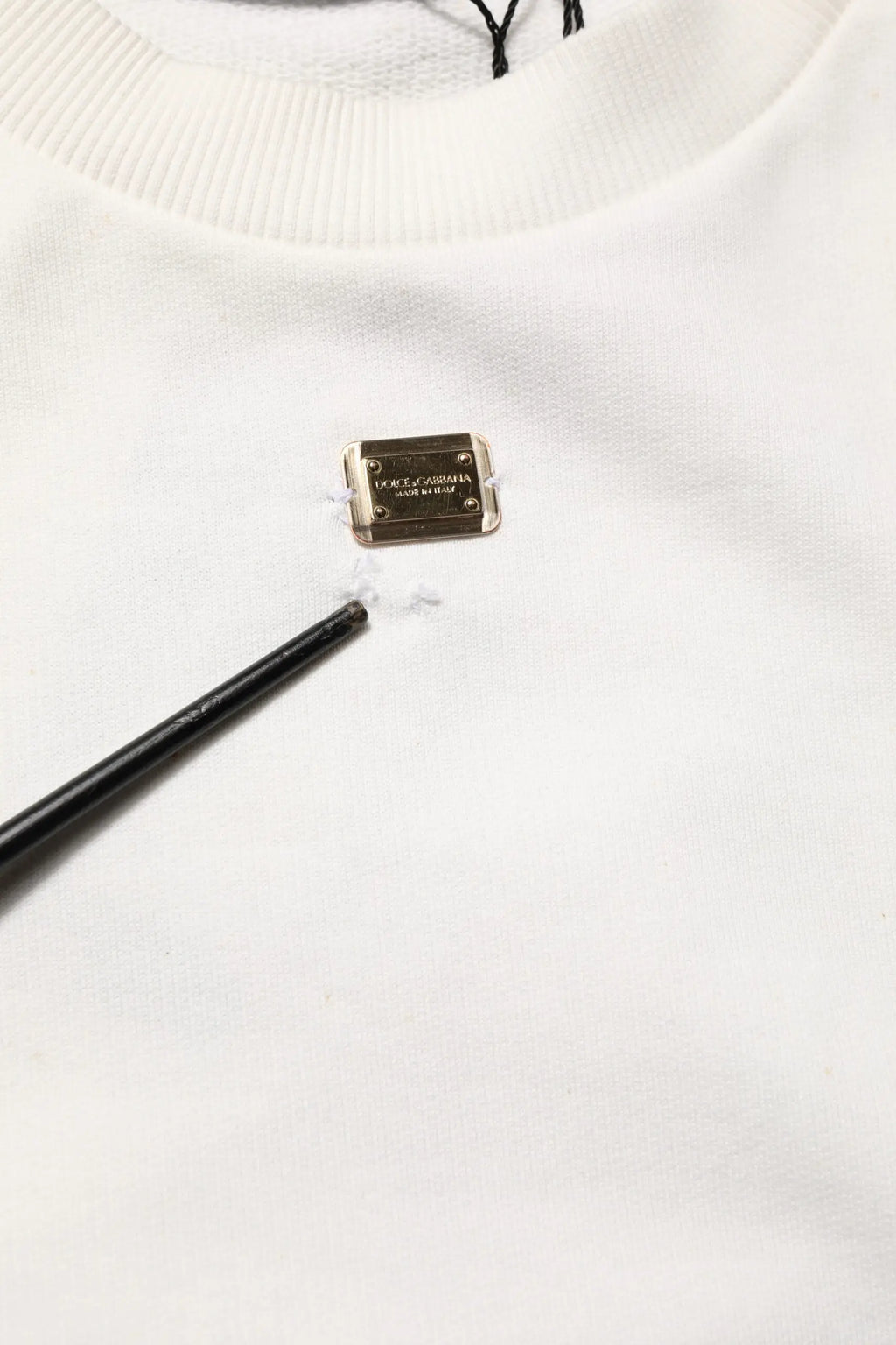 Sweatshirt dolce & gabbana blanc en coton avec plaque metal dore rectangulaire embossee au niveau du col