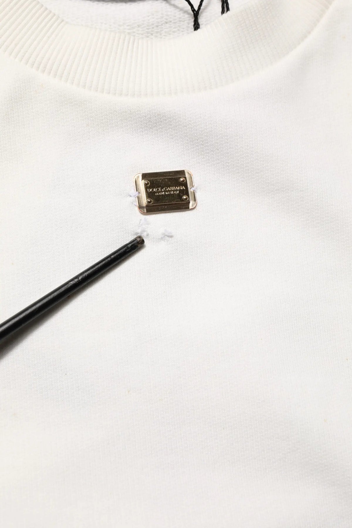 Sweatshirt dolce & gabbana blanc en coton avec plaque metal dore rectangulaire embossee au niveau du col