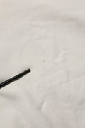 Crayon cylindrique noir posé sur tissu blanc du sweat-shirt dolce & gabbana blanc avec logo dg col rond