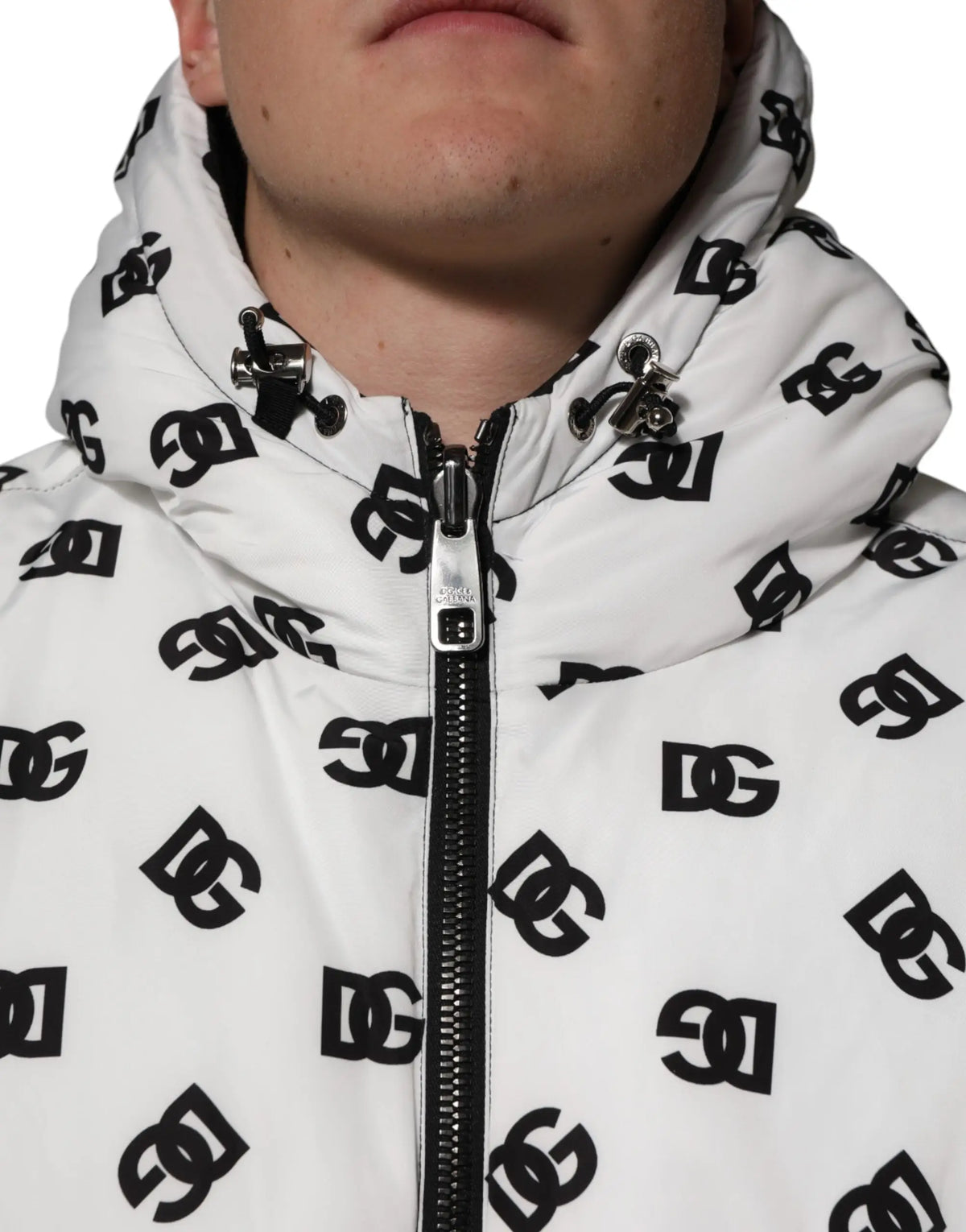 Dolce & gabbana blanc d g monogram veste matelassée à capuche avec logo dc noir et fermeture éclair argentée