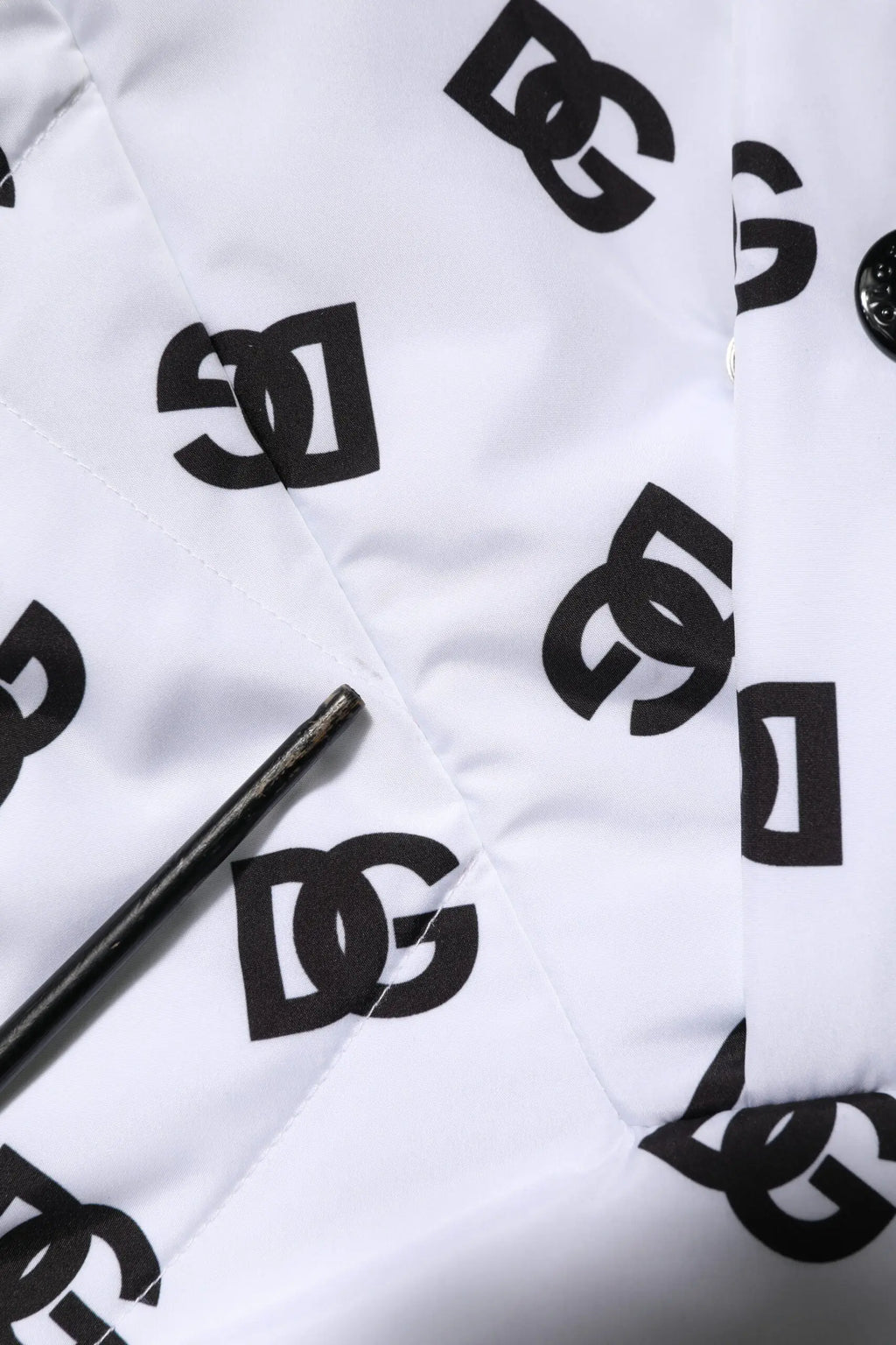 Veste matelassée à capuche dolce gabbana blanche avec logos dg noirs entrelacés sur le tissu