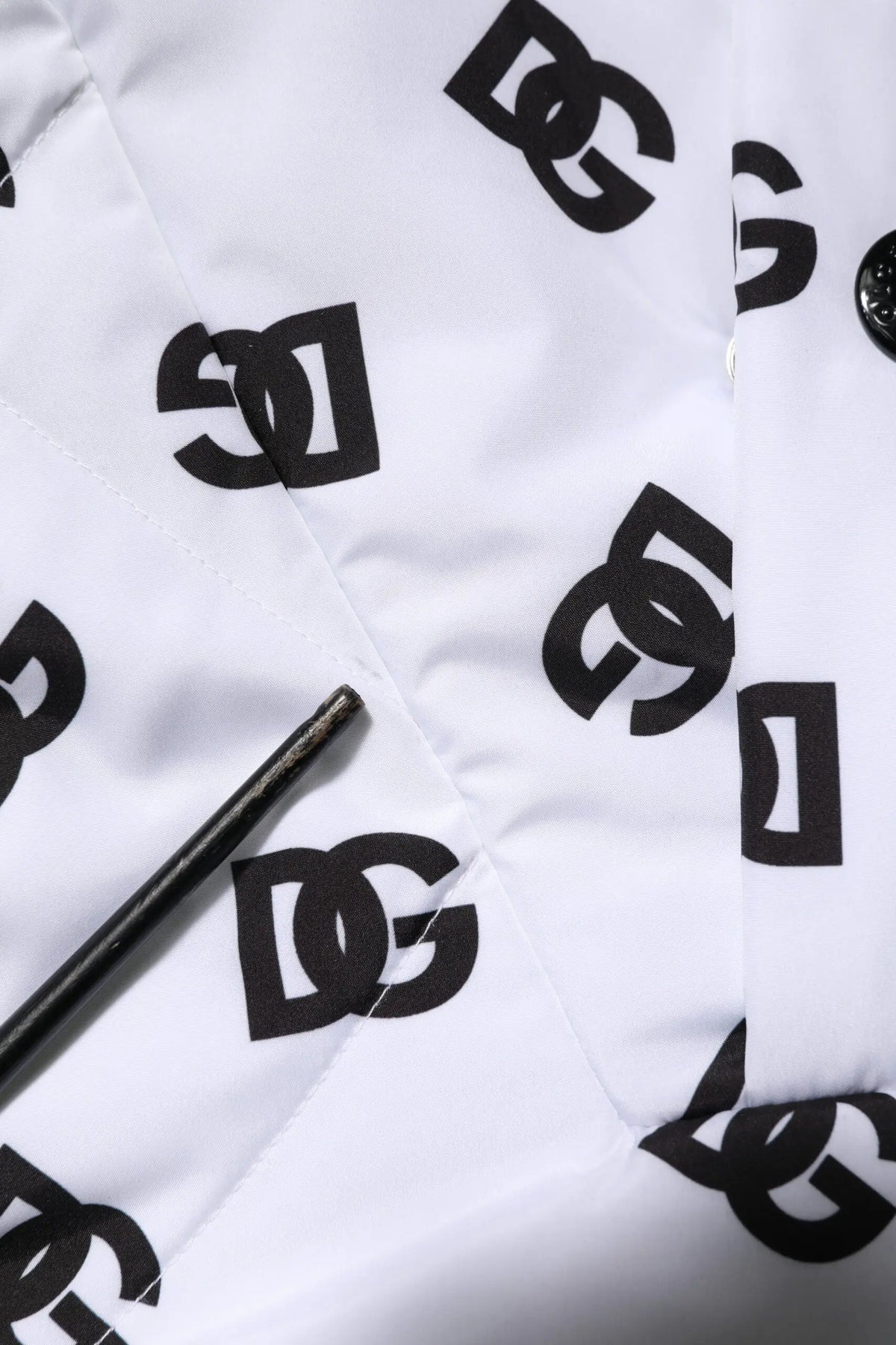 Veste matelassée à capuche dolce gabbana blanche avec logos dg noirs entrelacés sur le tissu