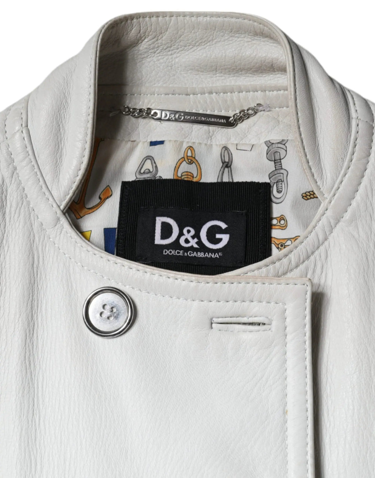 Veste blanche en cuir dolce & gabbana avec étiquette noire d&g et bouton argenté double boutonnage