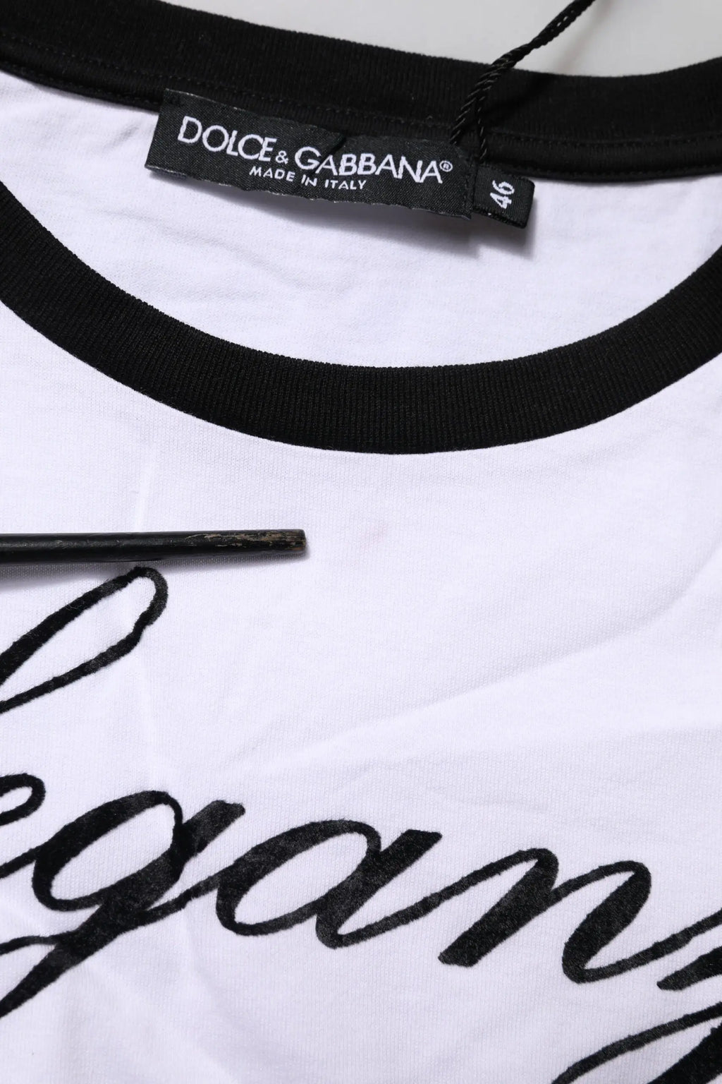 T-shirt dolce & gabbana blanc en coton avec col rond, bordures noires et imprimé cursif dolce sur la poitrine
