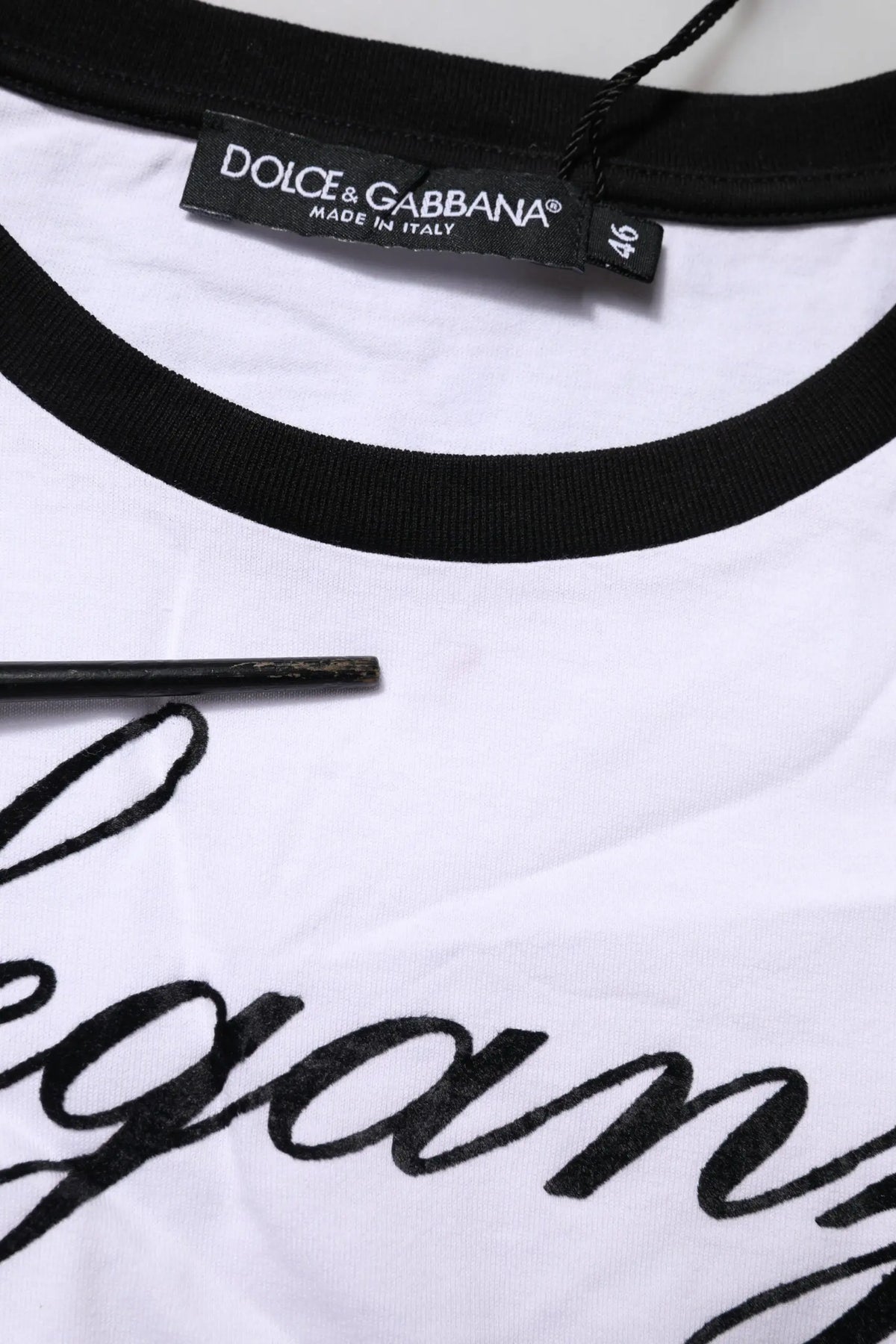 T-shirt dolce & gabbana blanc en coton avec col rond, bordures noires et imprimé cursif dolce sur la poitrine