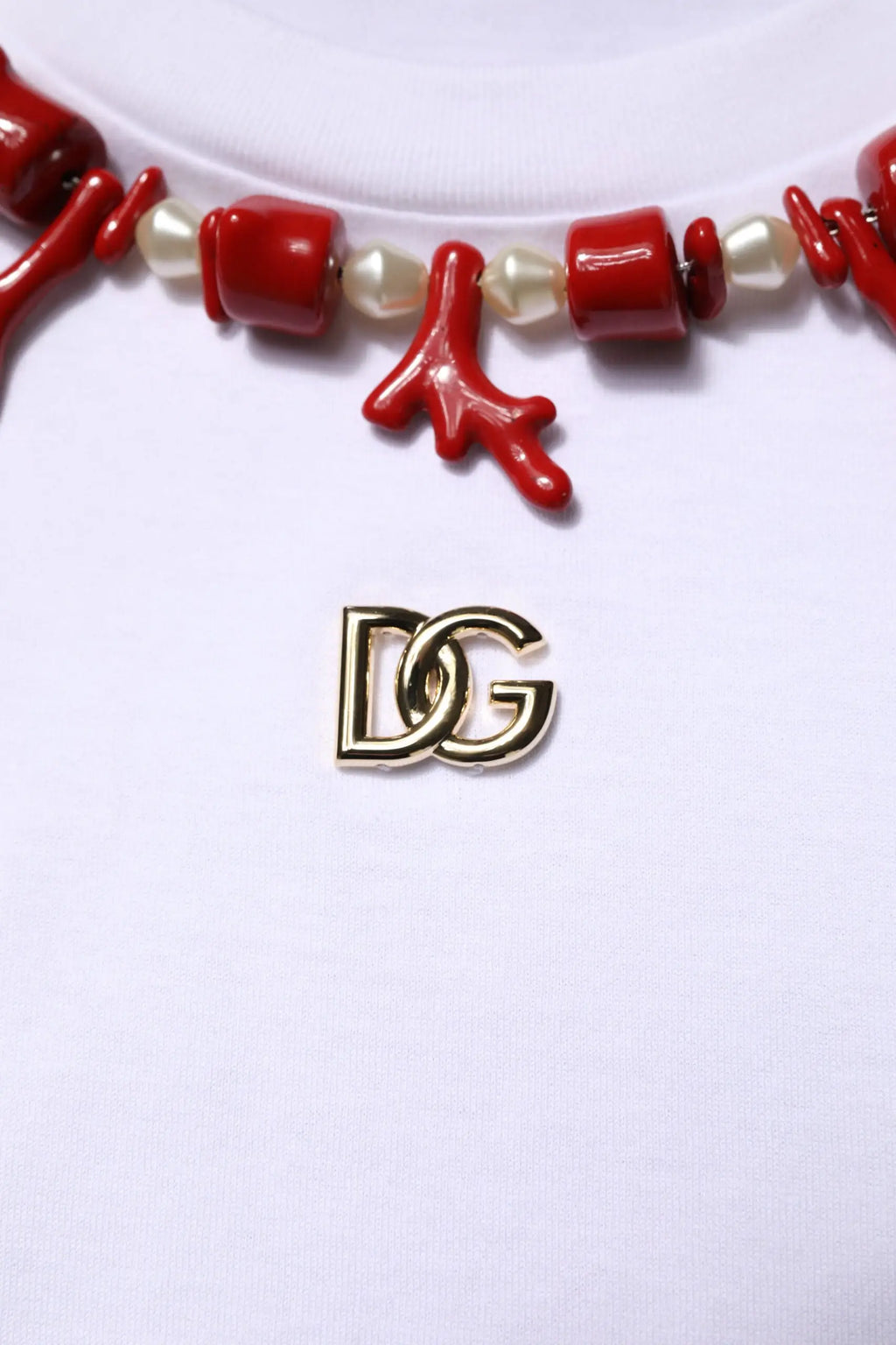 Collier en corail rouge et perles avec pendentif logo dg doré sur t-shirt blanc en coton orné dolce & gabbana
