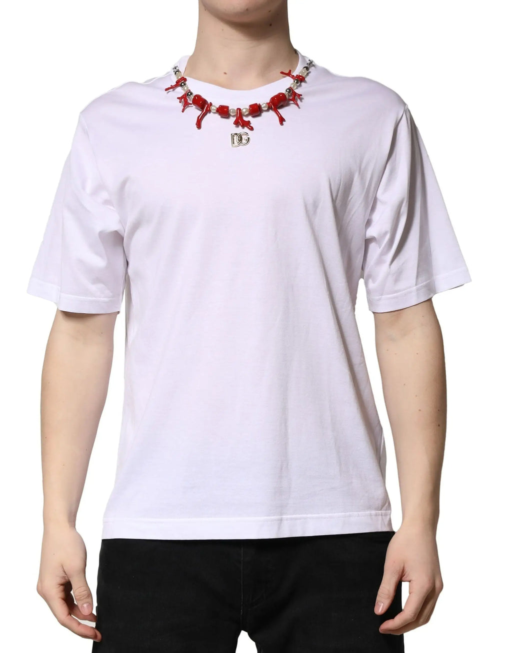 T-shirt blanc en coton dolce & gabbana avec collier rouge corail argenté et pendentif logo dg