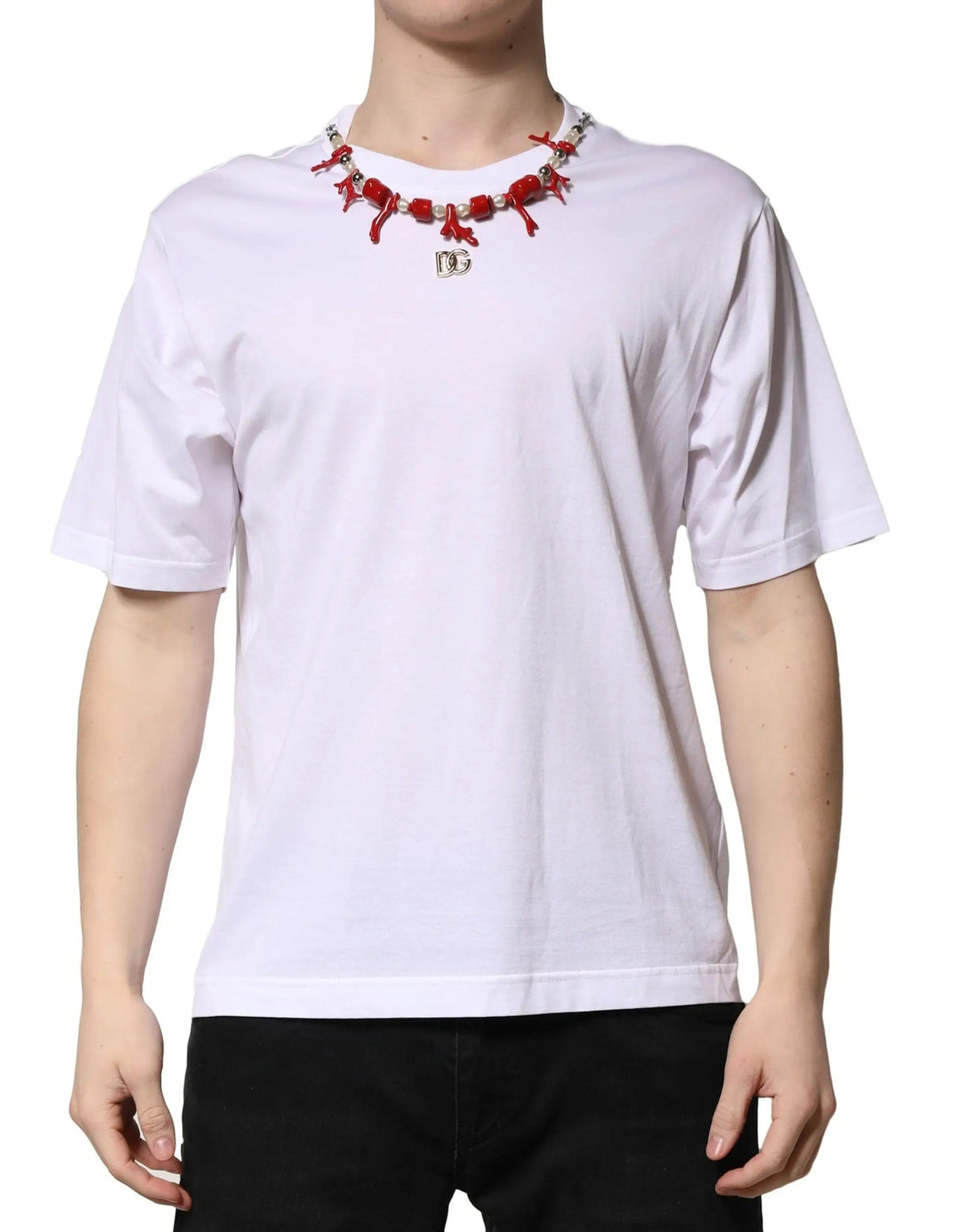 T-shirt blanc en coton dolce & gabbana avec collier rouge corail argenté et pendentif logo dg