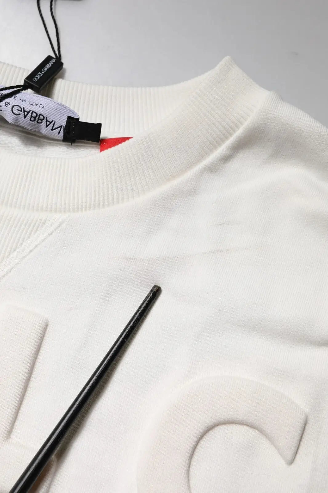 Sweatshirt dolce & gabbana blanc en coton avec logo embossé, col côtelé et lettres surélevées sur le devant