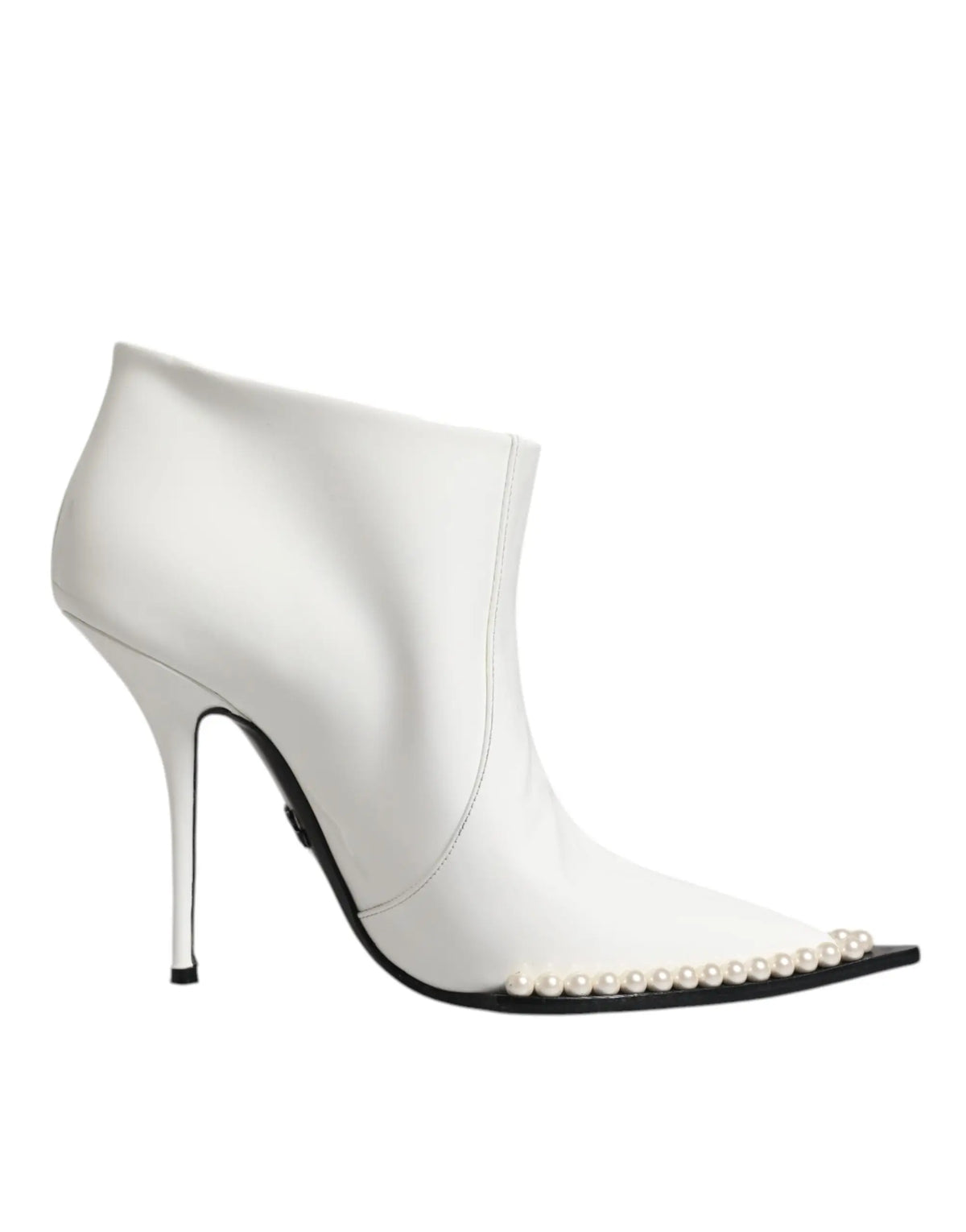 Bottine blanche en satin dolce & gabbana avec talon stiletto fin et rangée de perles fausses sur le bout pointu