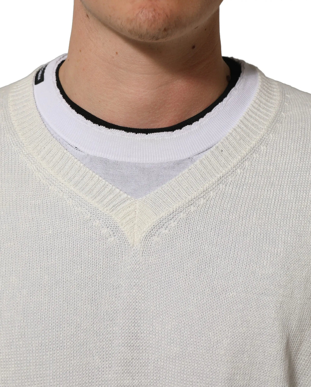 Dolce & gabbana pull en lin blanc avec col en v beige et bordures côtelées noires à col intérieur noir