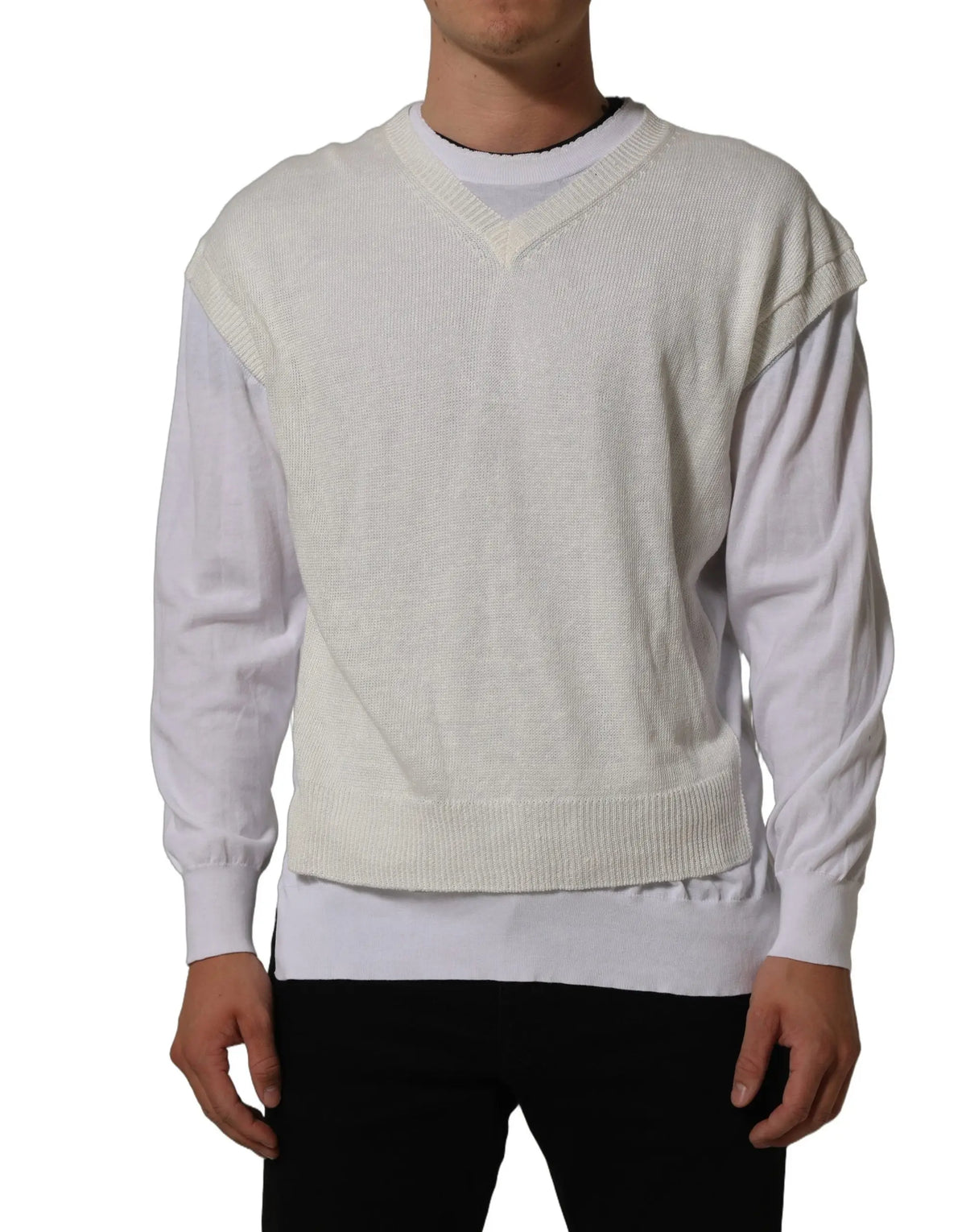 Dolce & gabbana pull superposé crème en maille côtelée col v porté sur chemise blanche manches longues