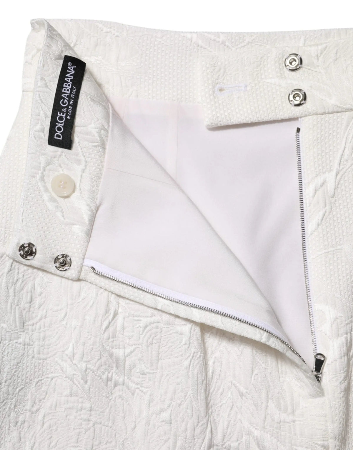 Jupe évasée taille haute blanche en brocart floral dolce gabbana avec boutons métalliques argentés et motif embossé