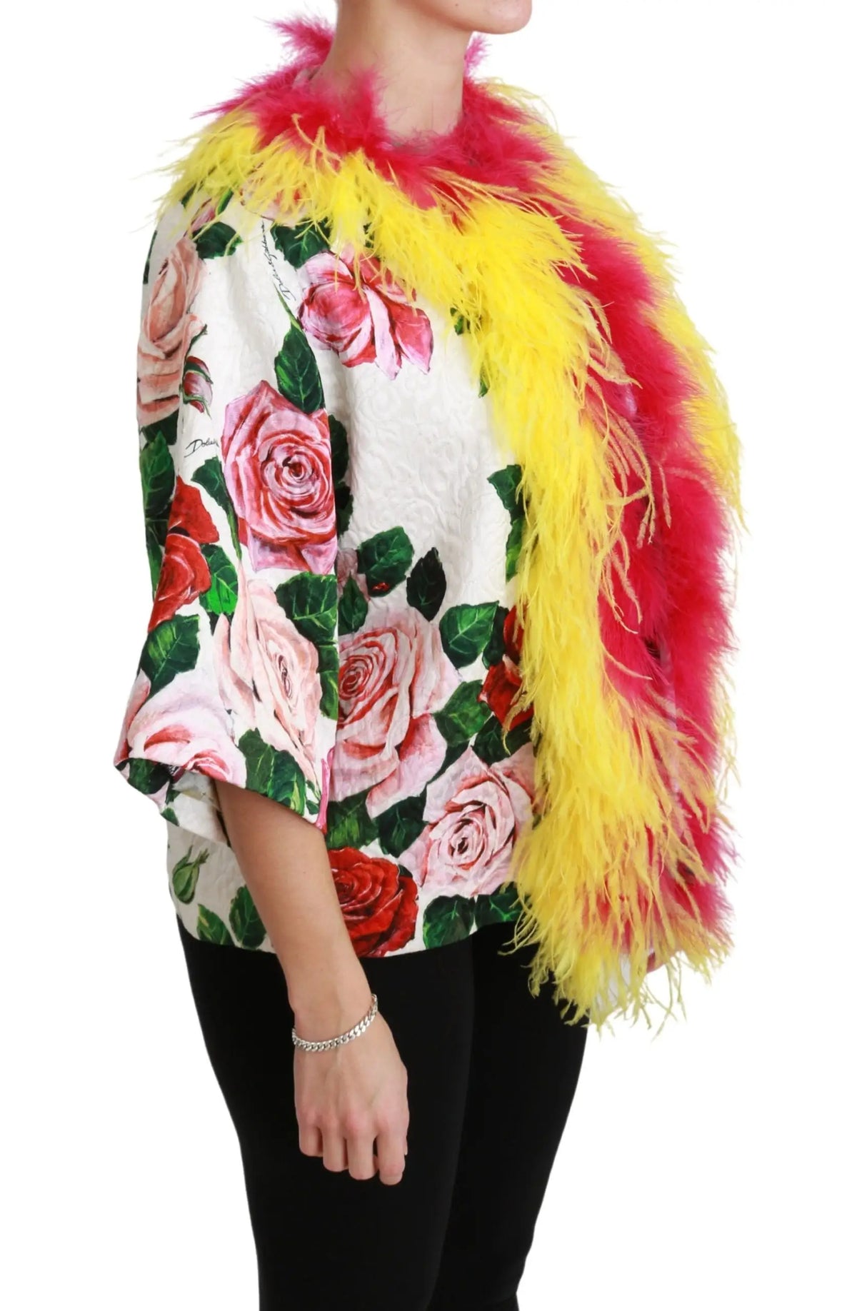 Cape dolce & gabbana blanche à motif floral vibrant avec bordure en plumes rouges et jaunes audacieuses