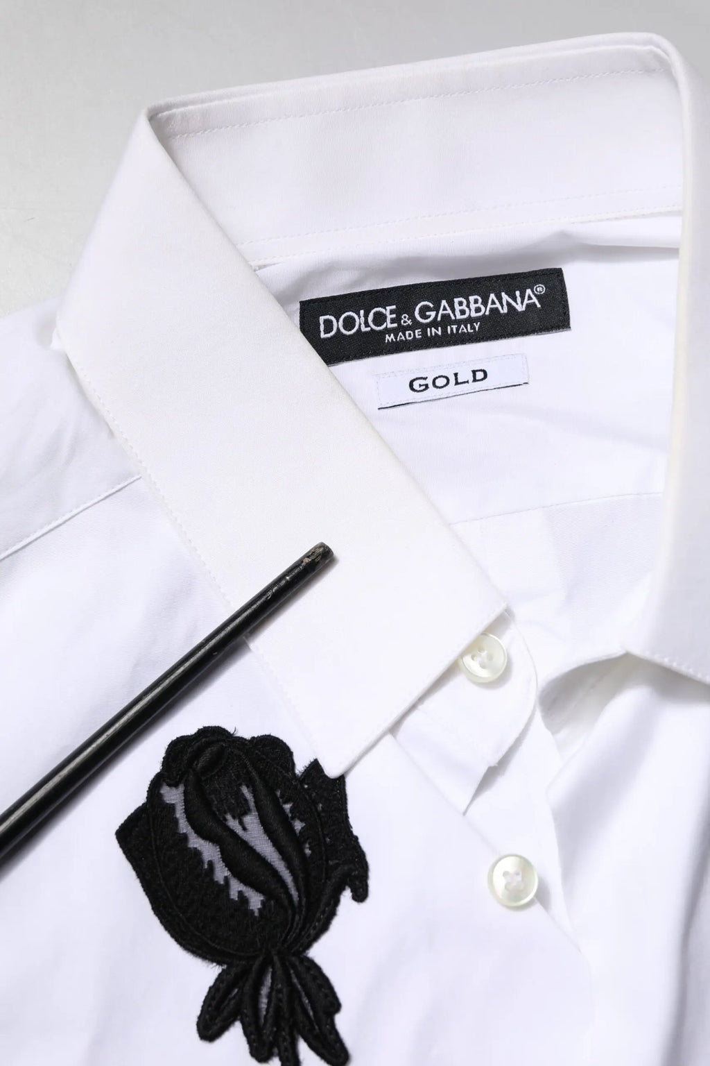 Chemise formelle dolce & gabbana blanche pour homme avec broderie de rose noire et boutons dorés