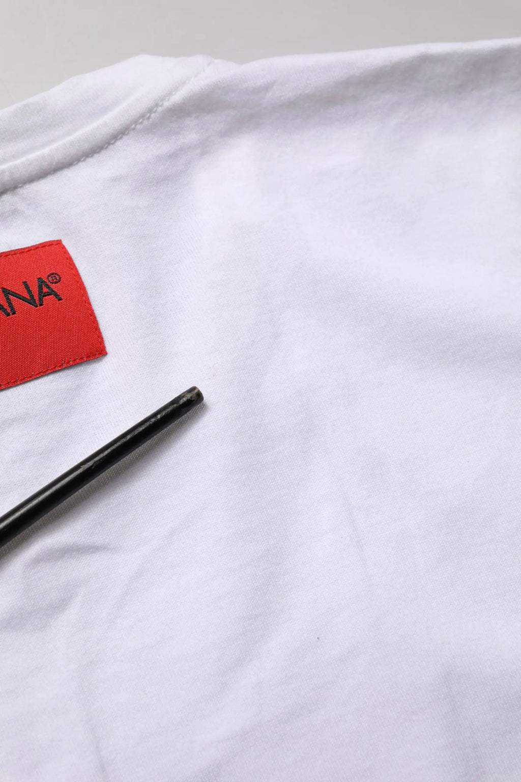 T-shirt blanc en coton dolce & gabbana avec motif floral et label rouge rectangulaire à texte noir
