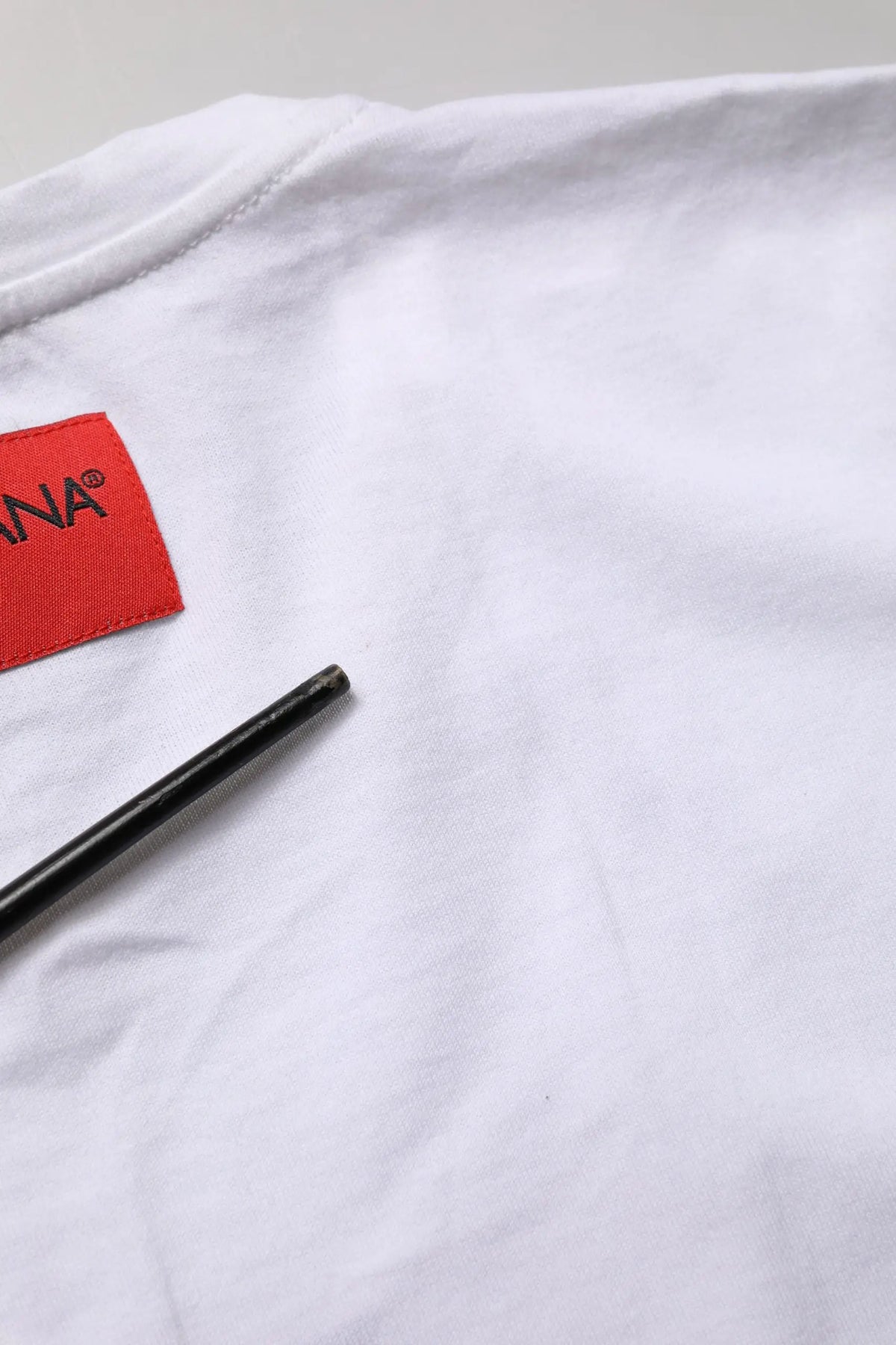 T-shirt blanc en coton dolce & gabbana avec motif floral et label rouge rectangulaire à texte noir
