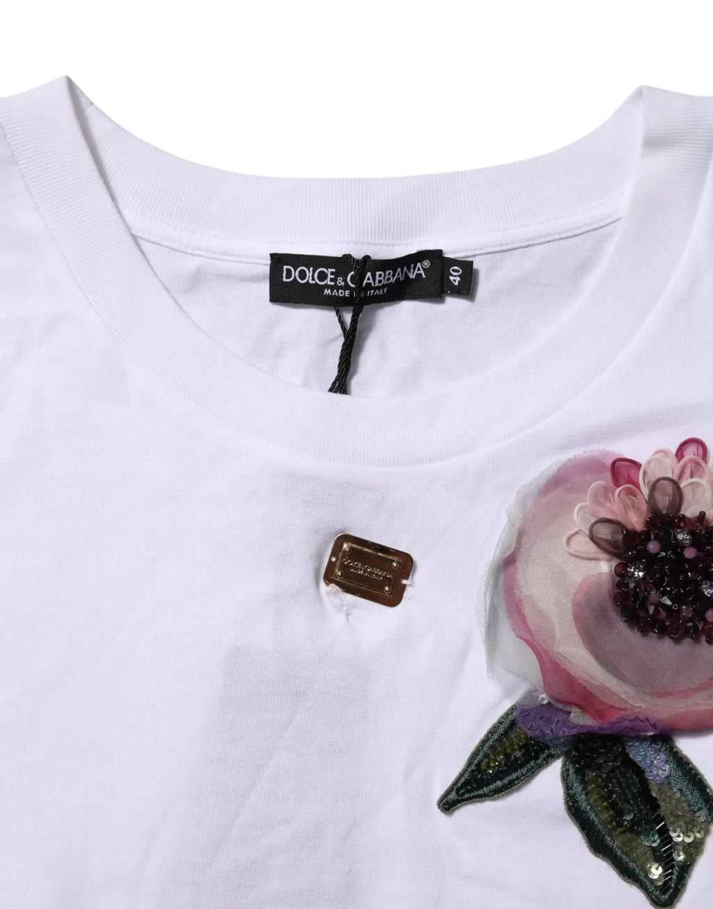 T-shirt blanc dolce et gabbana crop en dentelle avec grande fleur rose brodée feuilles sequins et plaque or