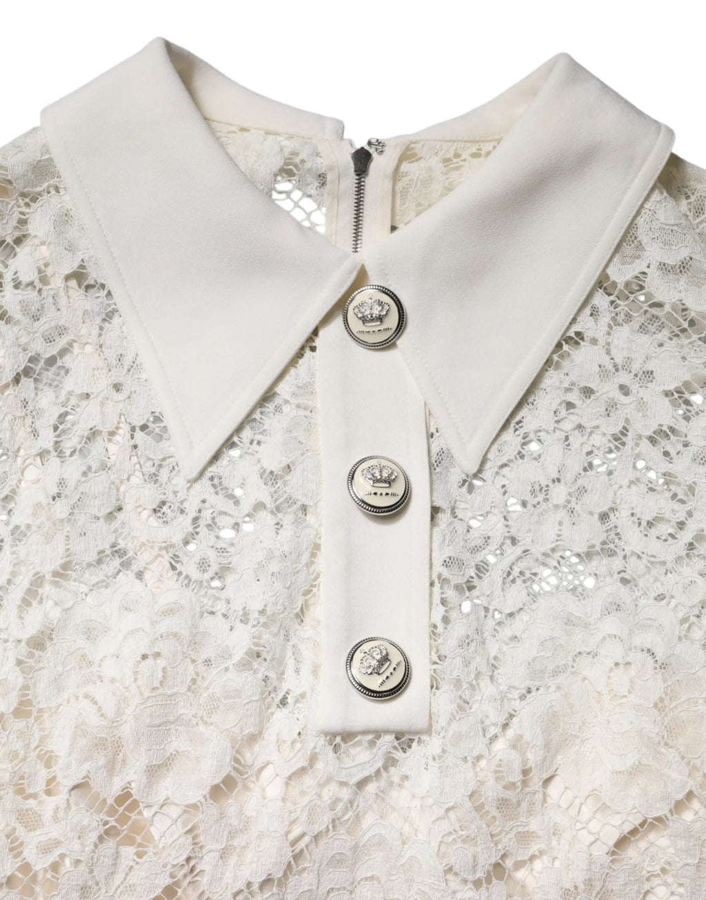Blouse blanche en dentelle dolce & gabbana avec col structuré et trois boutons argentés ornés de motifs de couronne