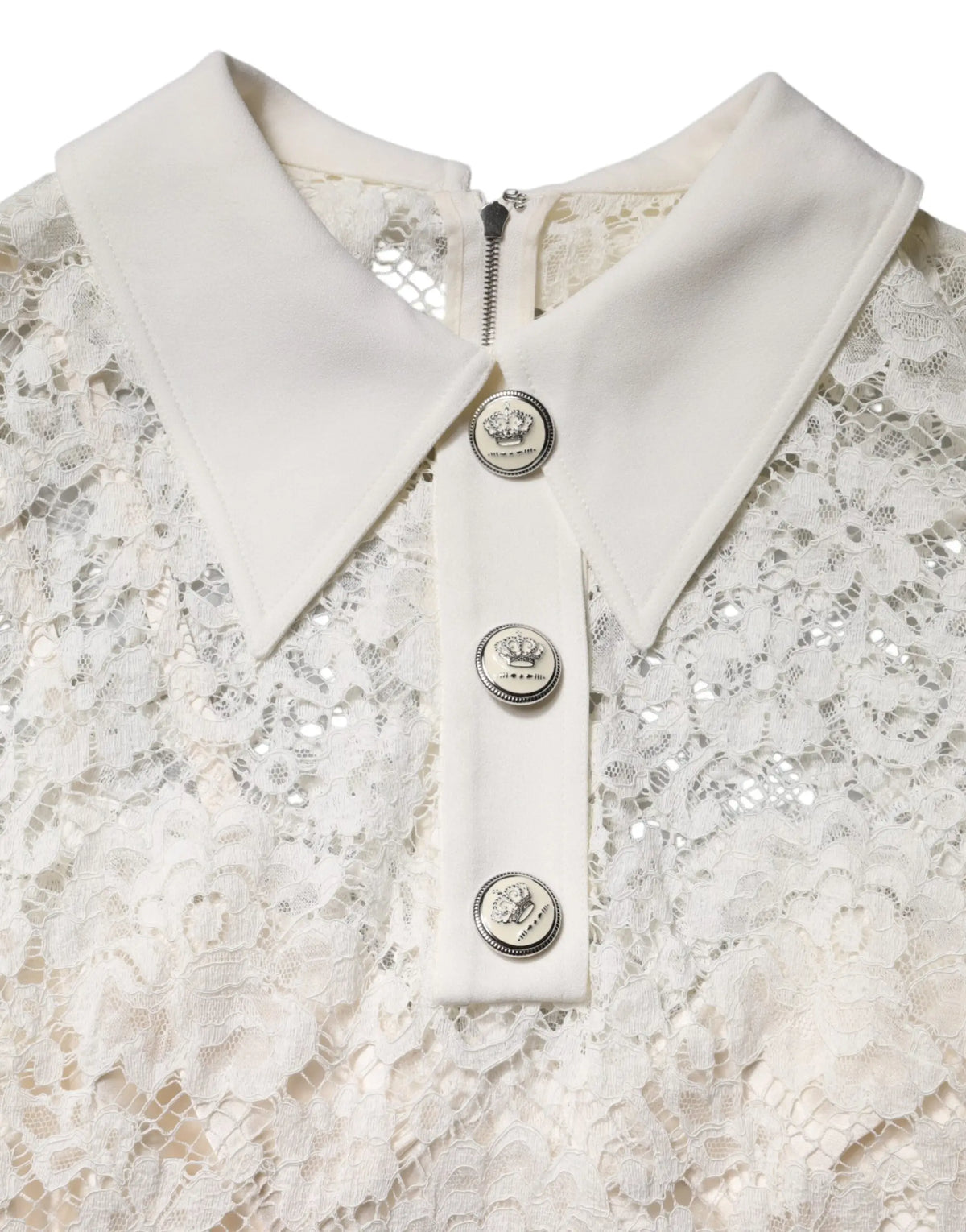 Blouse blanche en dentelle dolce & gabbana avec col structuré et trois boutons argentés ornés de motifs de couronne