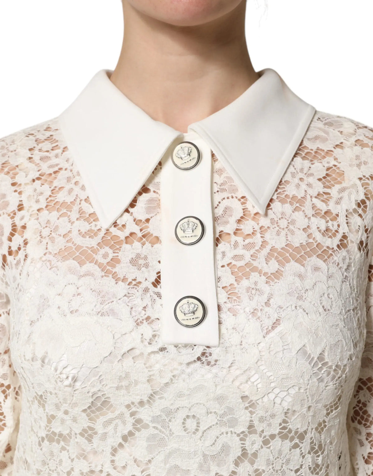 Robe droite à manches longues en dentelle florale blanche dolce & gabbana avec blouse en dentelle blanche col nettes et boutons couronnés