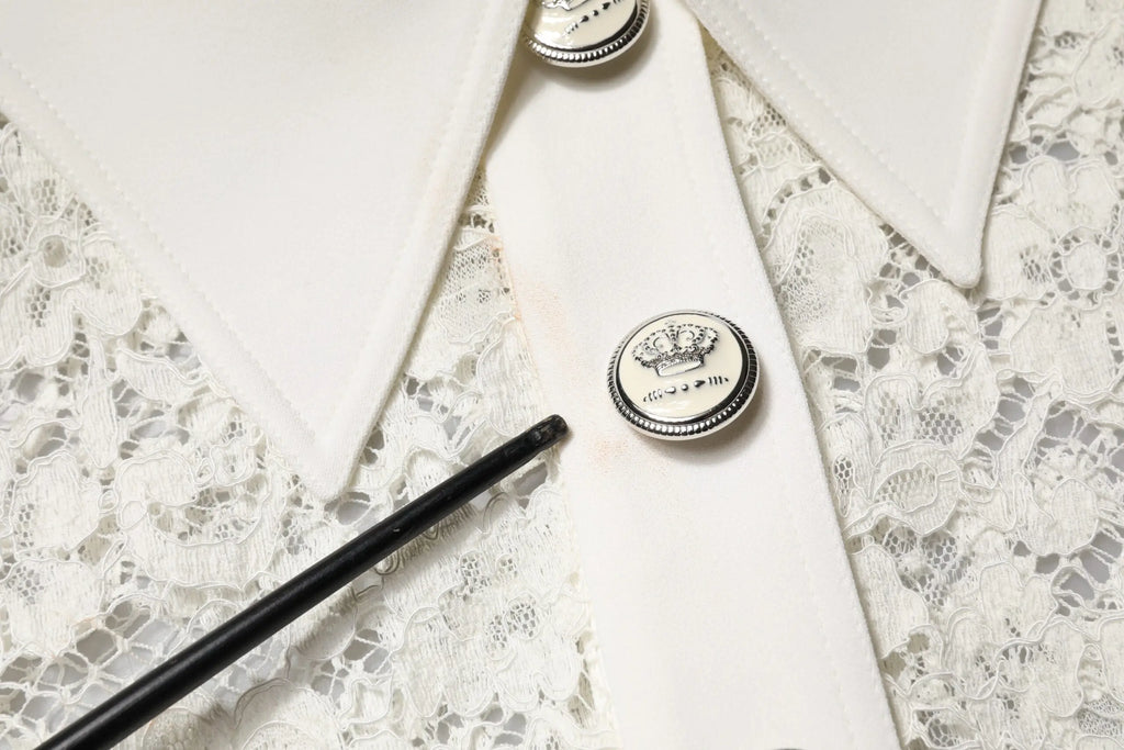 Bouton argenté avec motif couronne détaillé et bord perlée sur robe droite en dentelle florale blanche dolce & gabbana manches longues