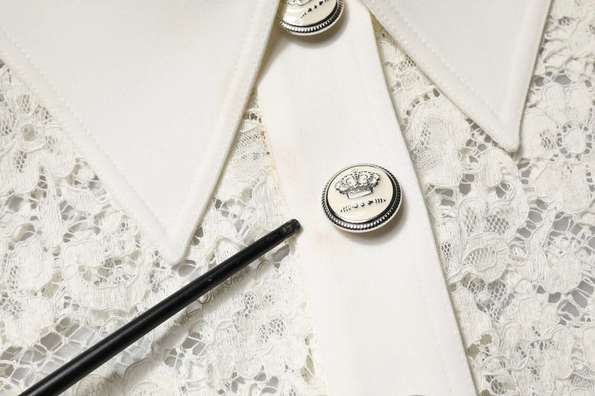 Bouton argenté avec motif couronne détaillé et bord perlée sur robe droite en dentelle florale blanche dolce & gabbana manches longues