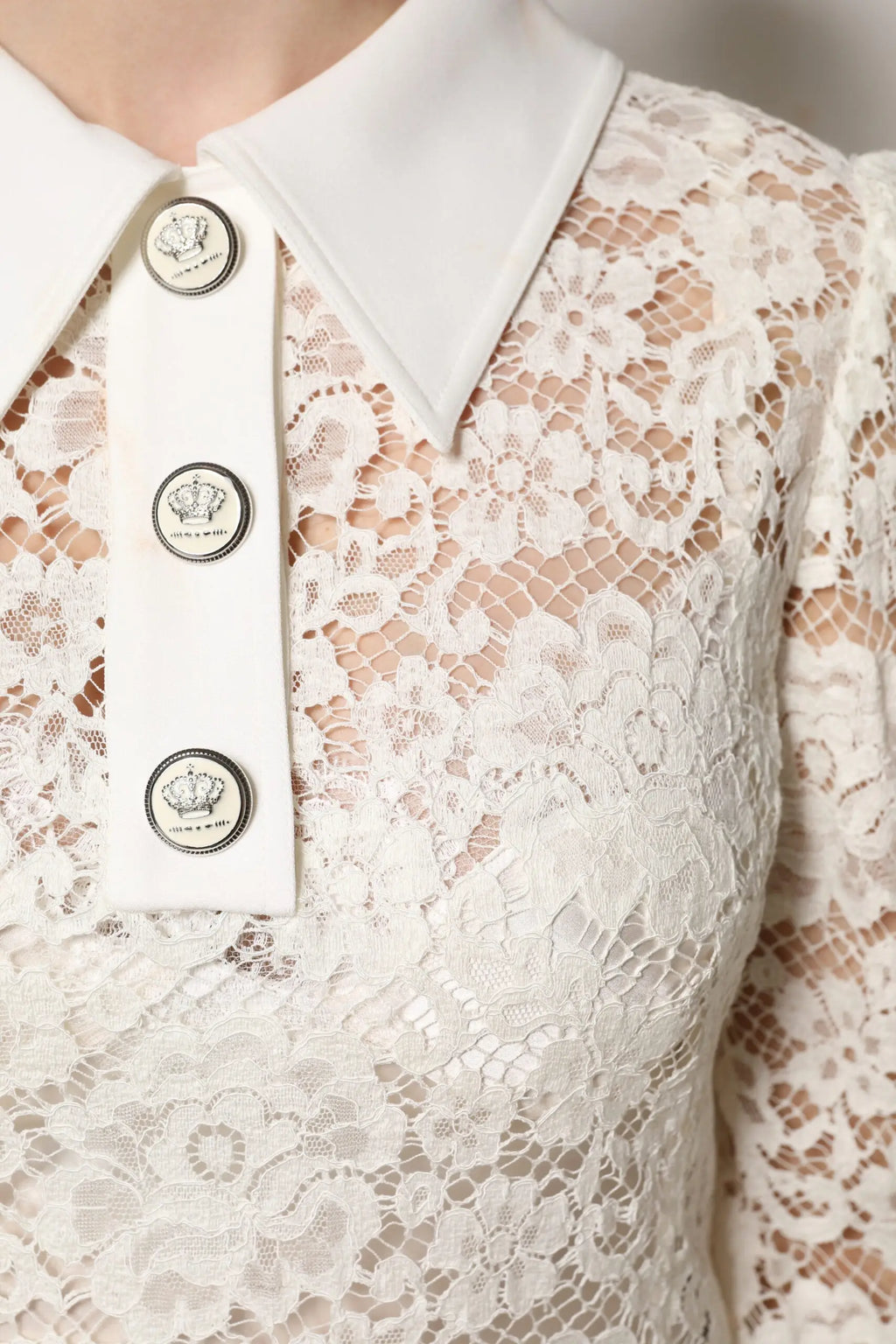 Blouse blanche en dentelle avec col net et trois boutons ronds ornés de motifs de couronne pour robe dolce gabbana