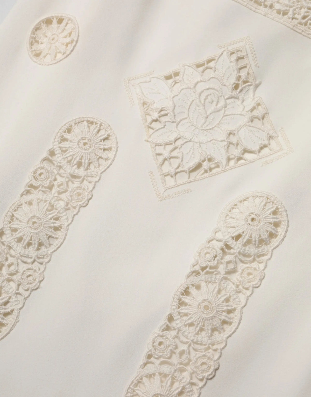 Robe midi sans manches dolce & gabbana en dentelle blanche avec overlay ivoire délicat motifs floraux et circulaires