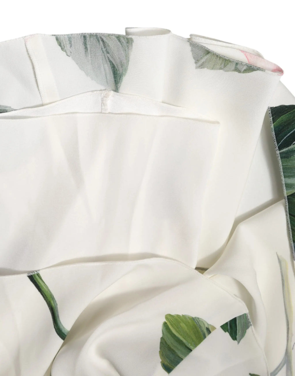 Blouse blanche dolce & gabbana avec col à volants et motif feuilles vertes adaptée à une robe midi fourreau