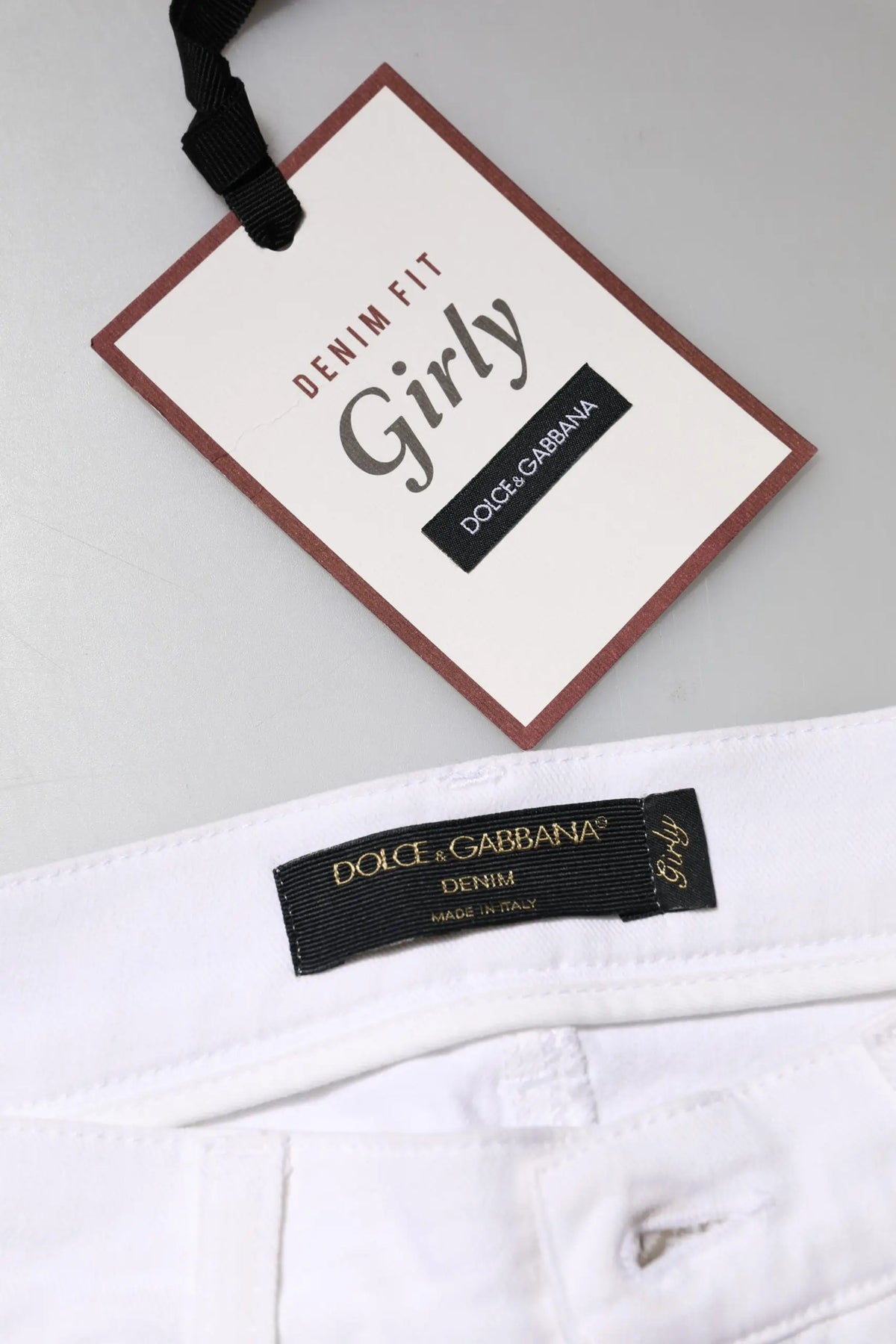 Jeans denim blancs dolce & gabbana avec sequins floraux et label girly mettant en valeur un style féminin