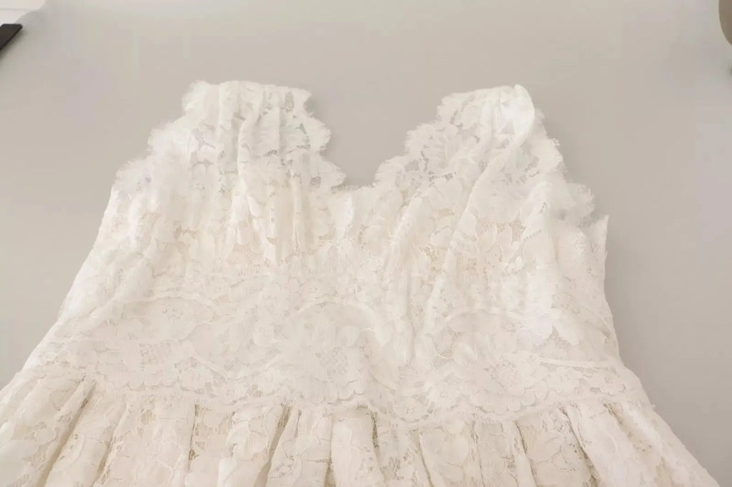 Robe longue maxi blanche en dentelle avec corsage floral dolce & gabbana à encolure volantée et jupe superposée