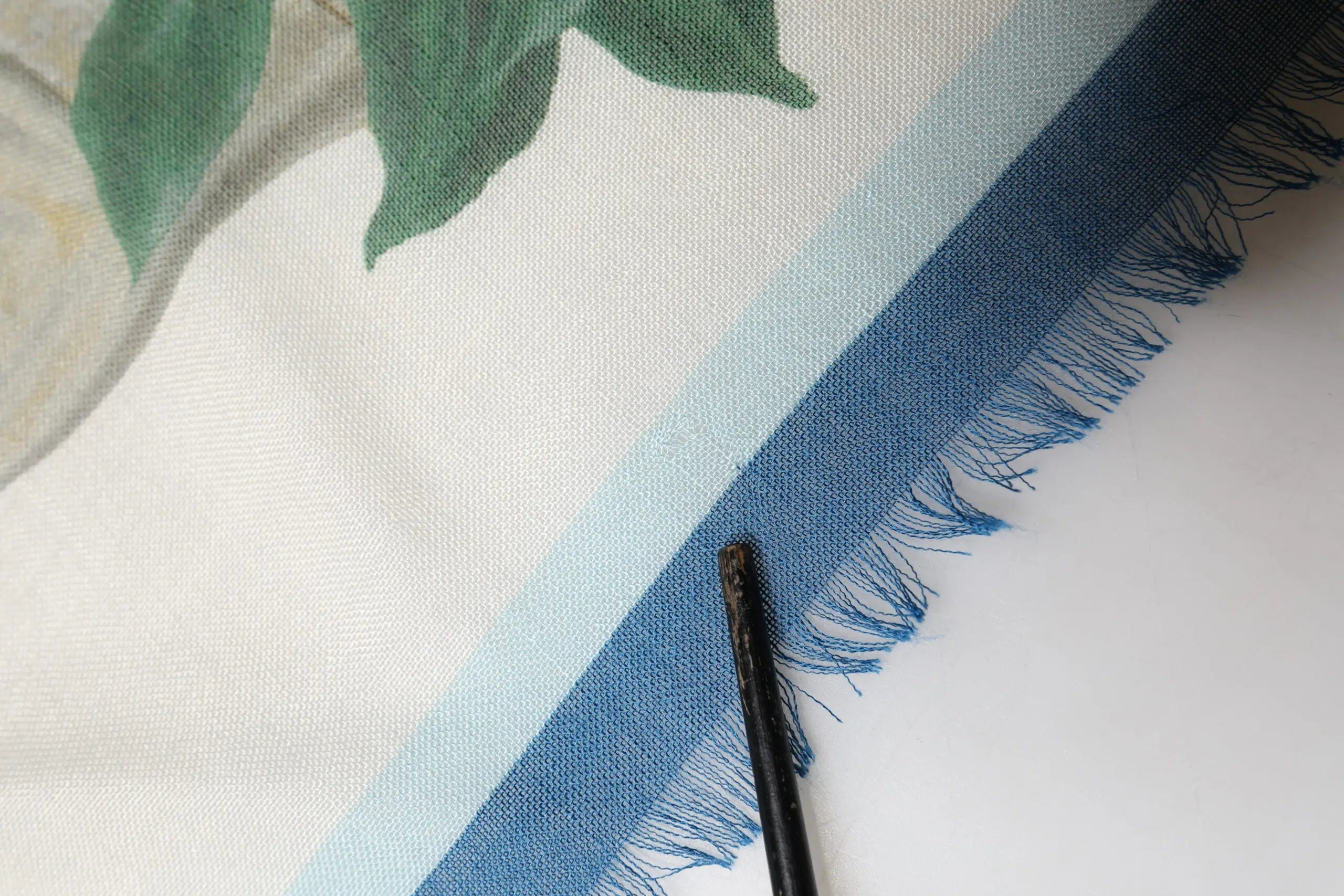 Étole en cachemire dolce & gabbana bleu à franges avec motif de feuille verte et rayure bleu clair 132cm x 128cm