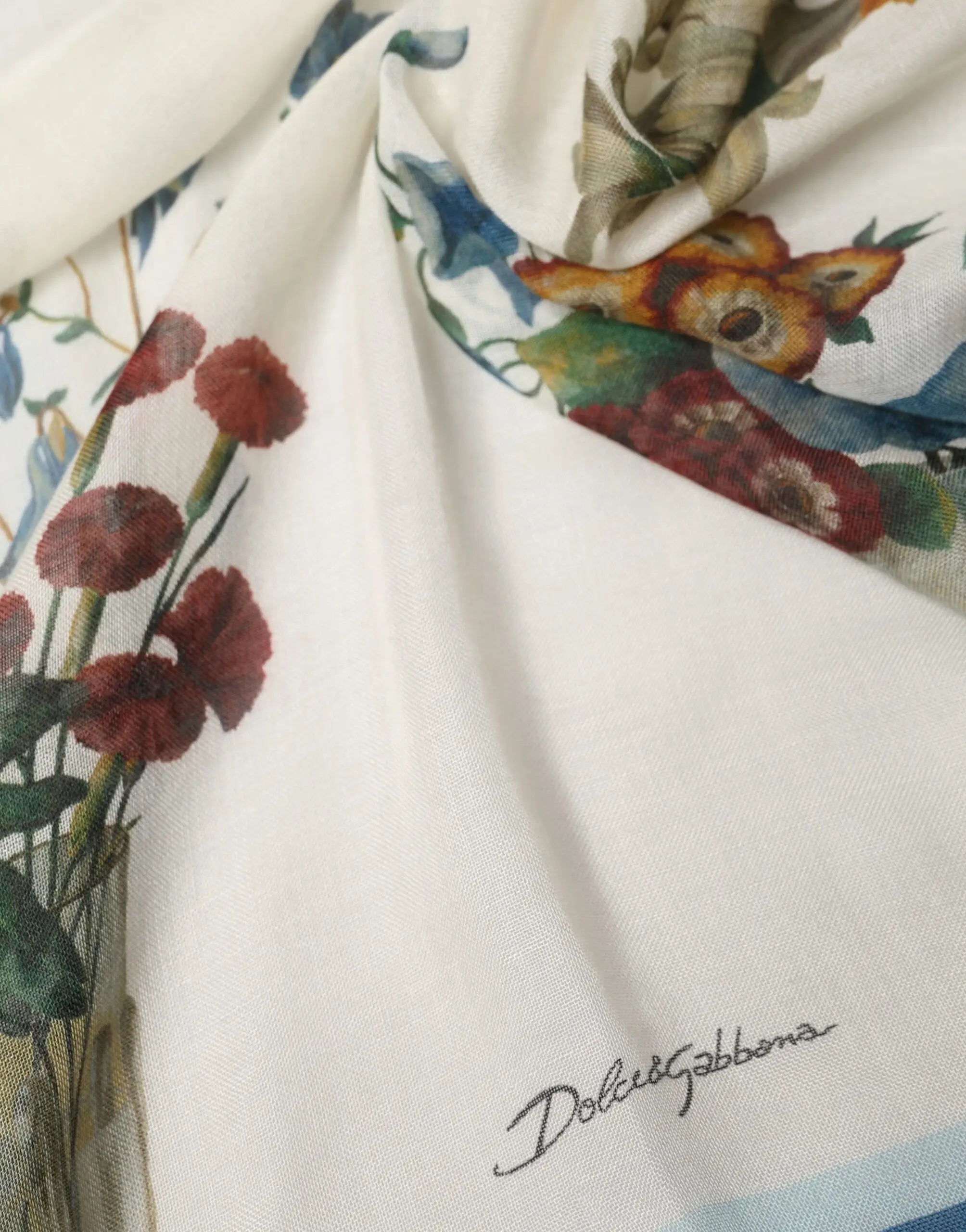 Étole en cachemire blanc dolce & gabbana avec imprimé floral vibrant de carnations rouges, fleurs bleues et feuillage vert