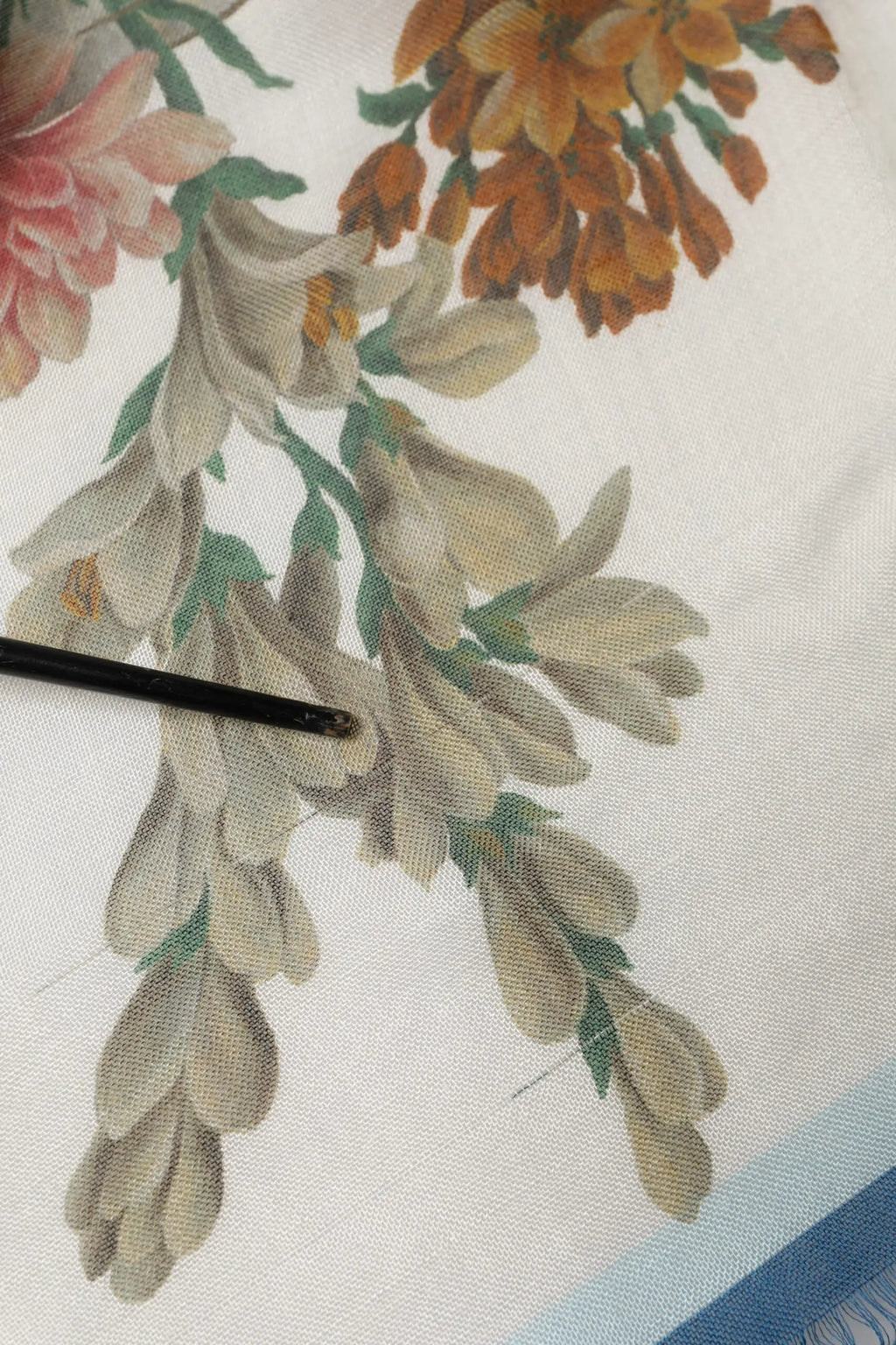 Étole en cachemire dolce gabbana blanc avec motifs floraux crème rose et orange avec feuilles vertes et texture tissée