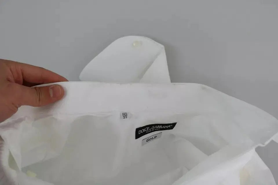 Blouse blanche dolce & gabbana en tissu formel avec étiquette dorée et taille visible pour tenue tuxedo