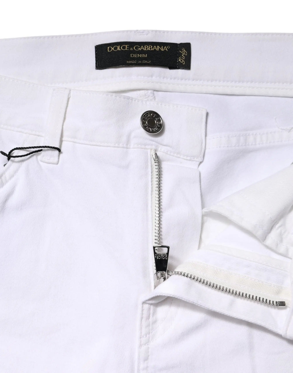 Pantalon en jean blanc dolce & gabbana avec étiquette noire, fermeture éclair argentée et bouton sur le devant