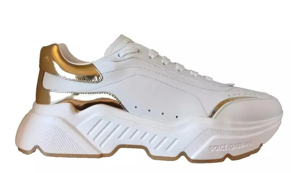 Baskets homme dolce gabbana daymaster blanches et dorées en cuir avec talon métallique brillant et semelle en caoutchouc texturée vue arrière