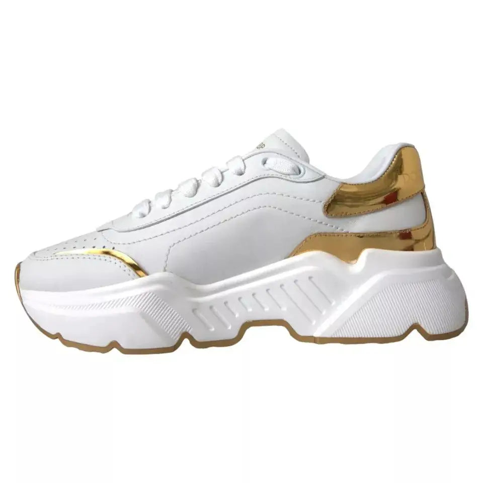 Dolce & gabbana white gold daymaster sneakers homme en cuir avec semelle plateforme et accents métalliques brillants